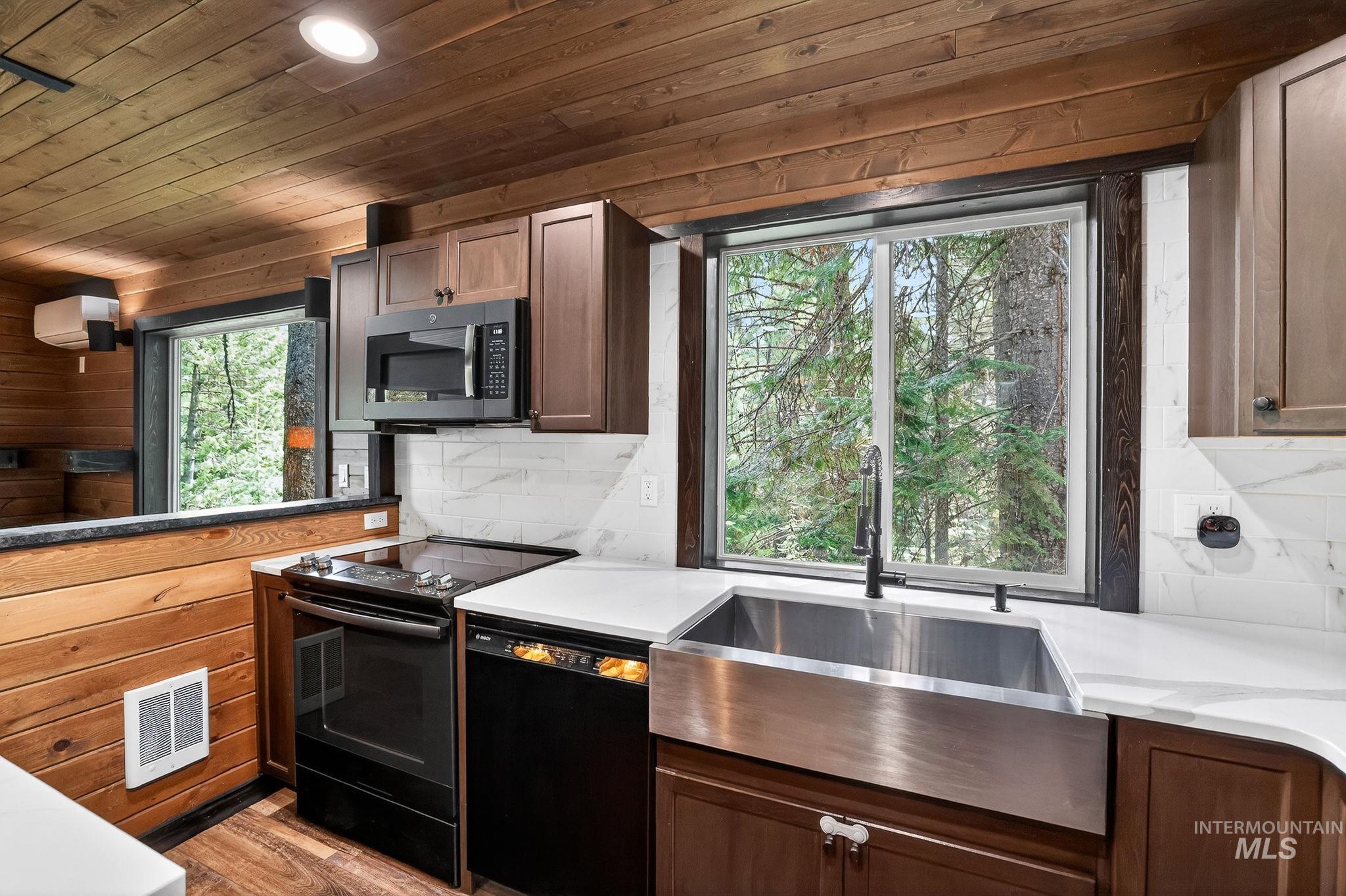 44 Landale, Cascade, Idaho 83611, 3 Bedrooms, 2.5 Bathrooms, Residential For Sale, Price $595,000,MLS 98985751