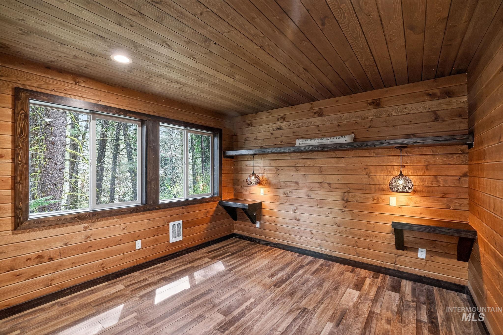 44 Landale, Cascade, Idaho 83611, 3 Bedrooms, 2.5 Bathrooms, Residential For Sale, Price $595,000,MLS 98985751