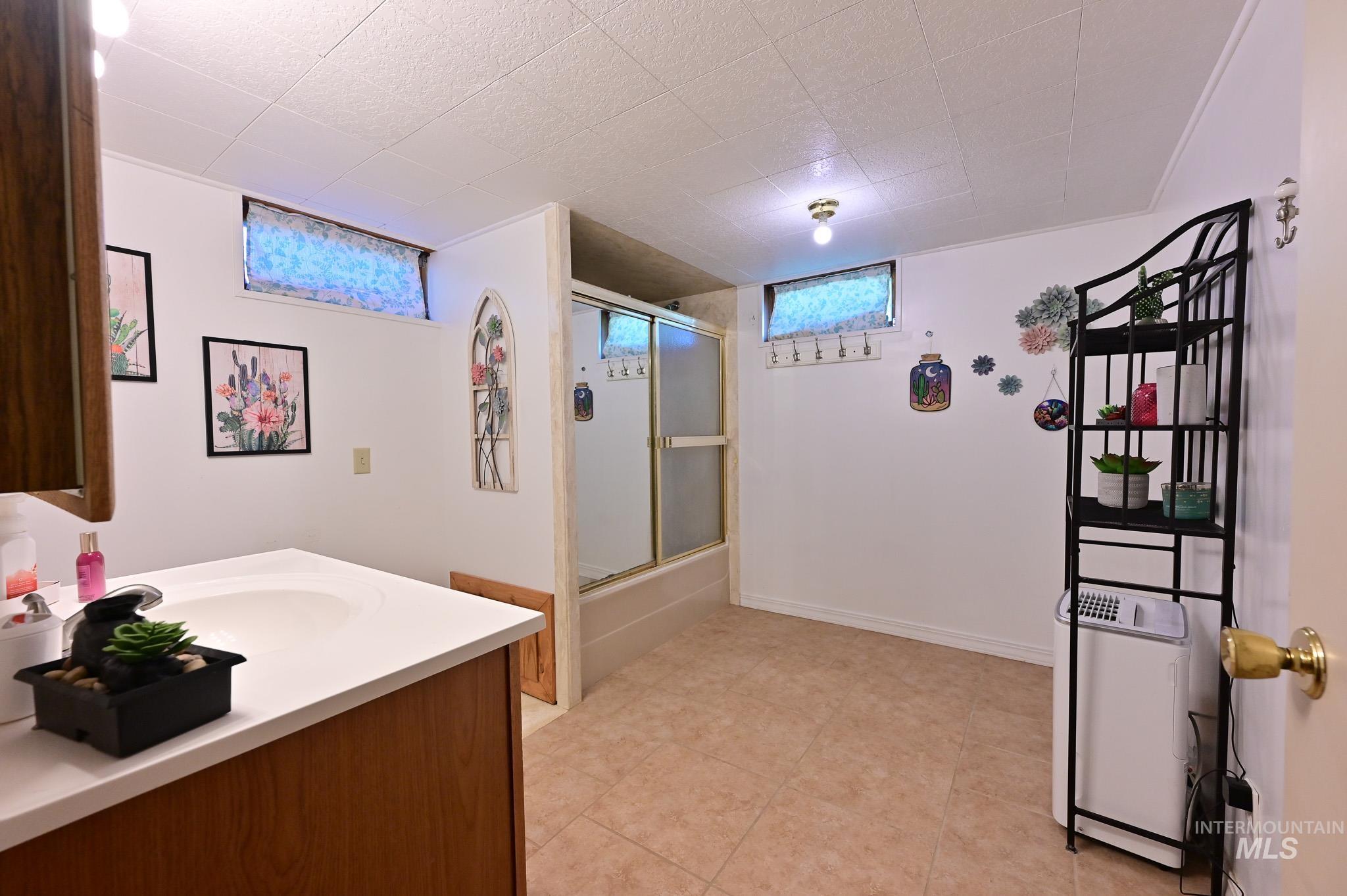 408 W Lincoln, Paul, Idaho 83347-0000, 4 Bedrooms, 2.5 Bathrooms, Residential For Sale, Price $375,000, 98985777