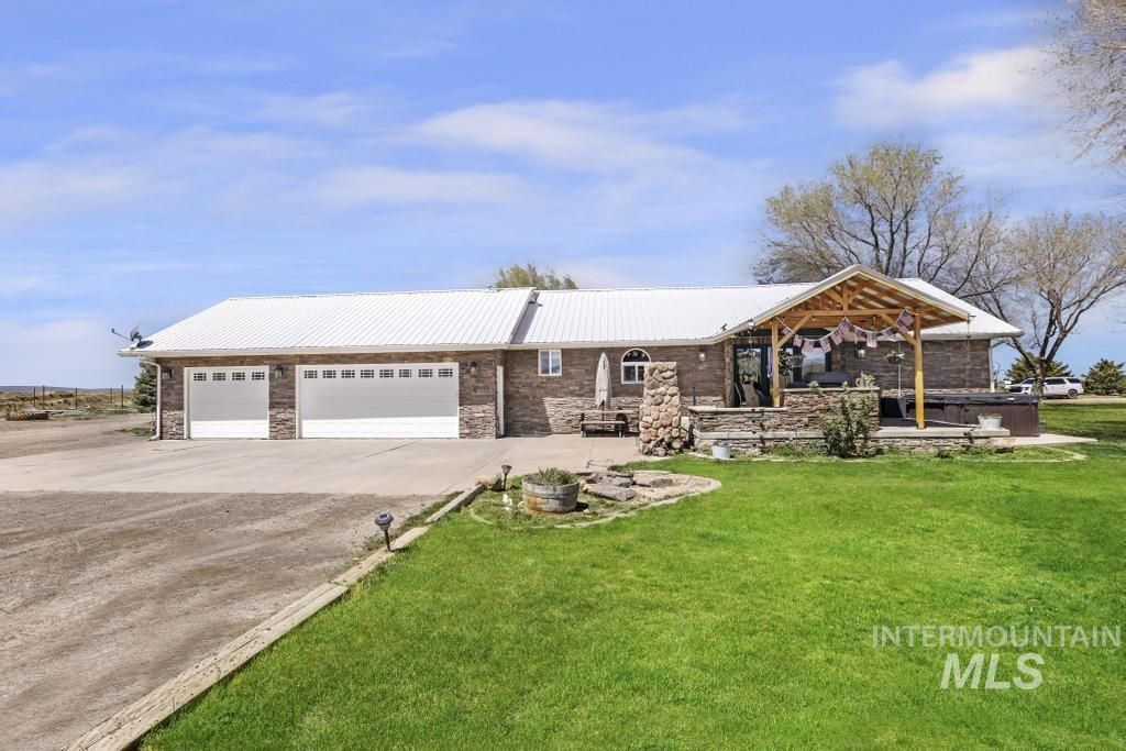 2097 E 2500 N, Twin Falls, Idaho 83301, 4 Bedrooms, 3 Bathrooms, Residential For Sale, Price $799,900, 98985781