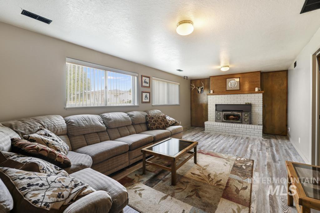 2148 Alta Vista Circle, Twin Falls, Idaho 83301, 4 Bedrooms, 2 Bathrooms, Residential For Sale, Price $390,000,MLS 98985787