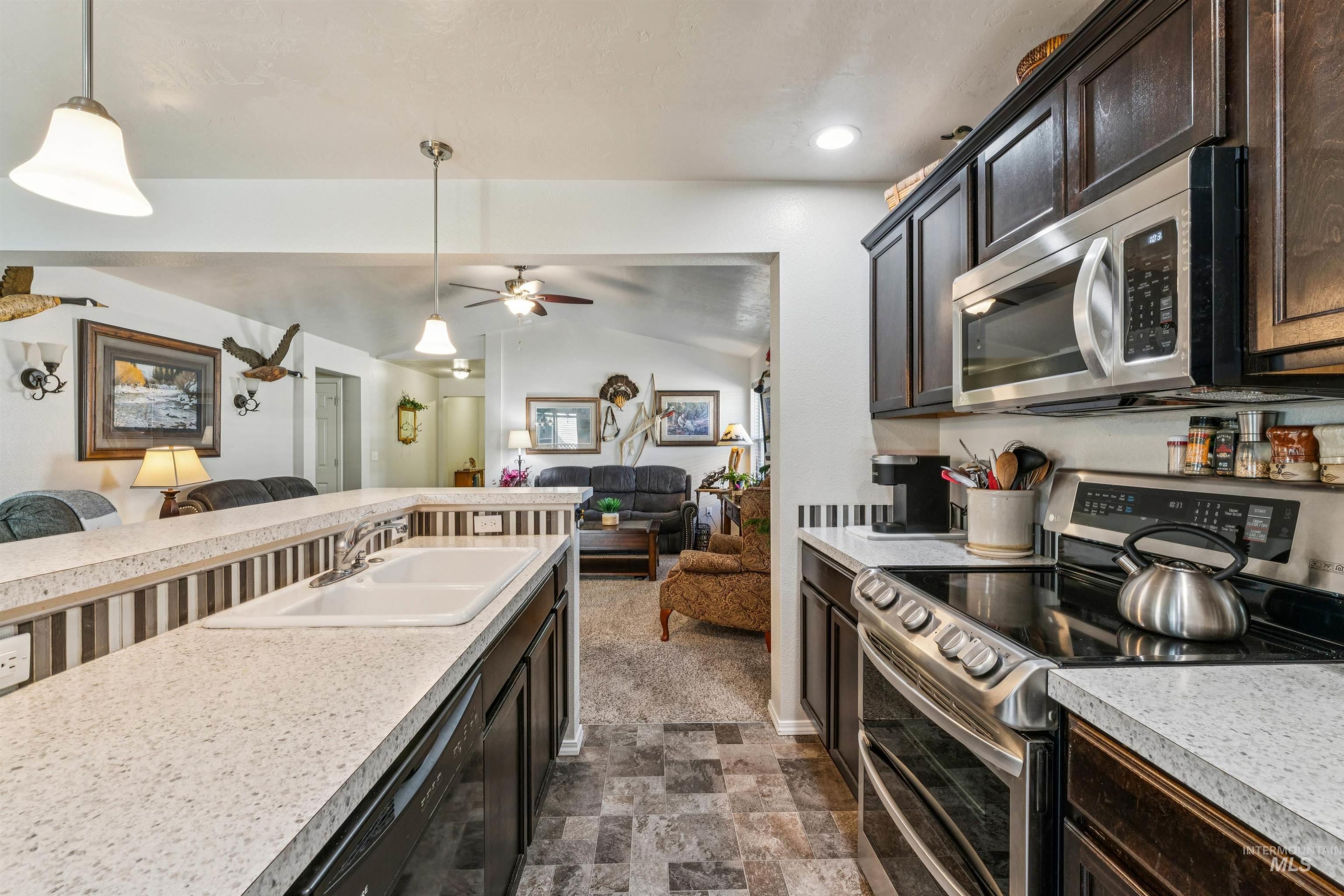 11670 Cambria St., Caldwell, Idaho 83605, 3 Bedrooms, 2 Bathrooms, Residential For Sale, Price $385,000,MLS 98985790