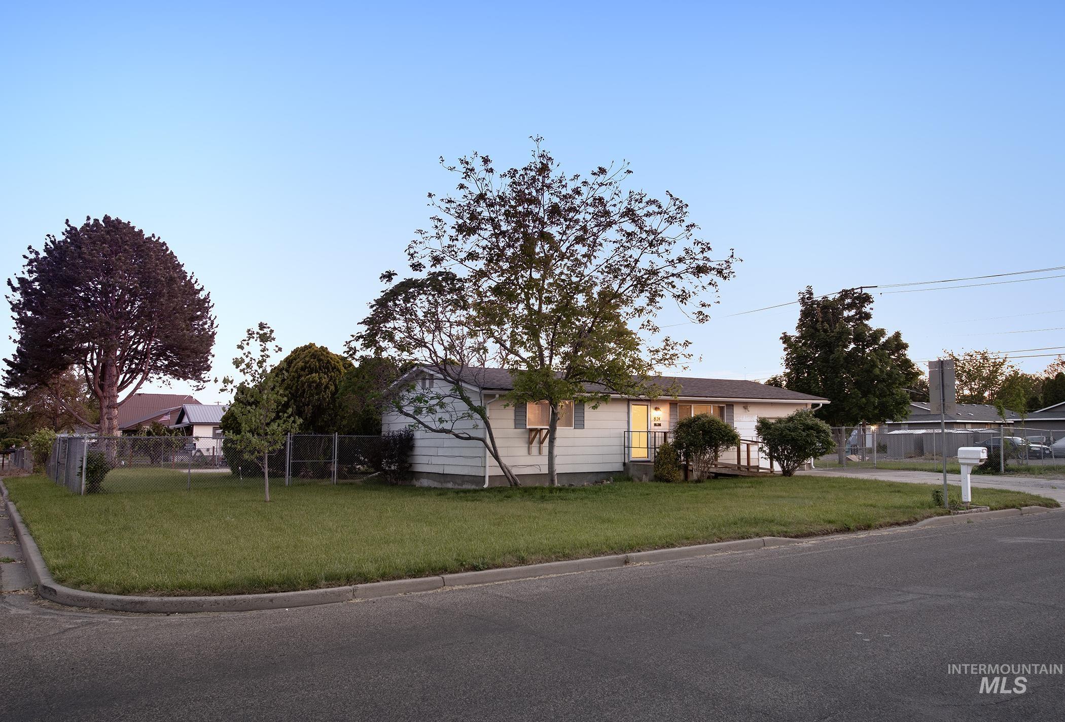 824 NW 4th Avenue, Ontario, Oregon 97914, 4 Bedrooms, 2 Bathrooms, Residential For Sale, Price $279,000,MLS 98985798