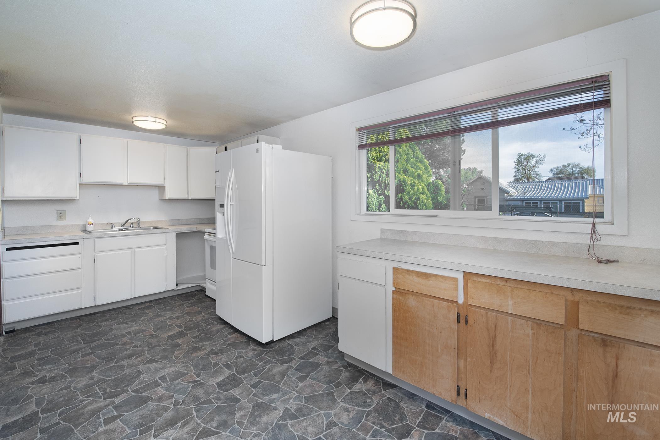 824 NW 4th Avenue, Ontario, Oregon 97914, 4 Bedrooms, 2 Bathrooms, Residential For Sale, Price $279,000,MLS 98985798