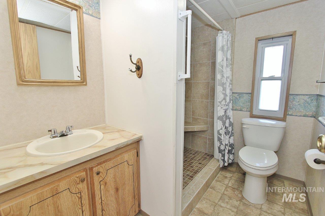 1097 W Flamingo Avenue, Nampa, Idaho 83651, 3 Bedrooms, 2 Bathrooms, Residential For Sale, Price $179,900,MLS 98985810