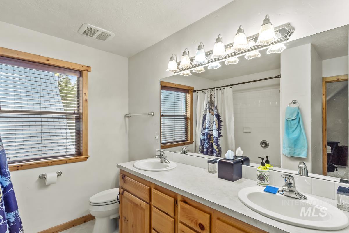12824 Hereford Road, Donnelly, Idaho 83615, 3 Bedrooms, 2 Bathrooms, Residential For Sale, Price $950,000,MLS 98985812