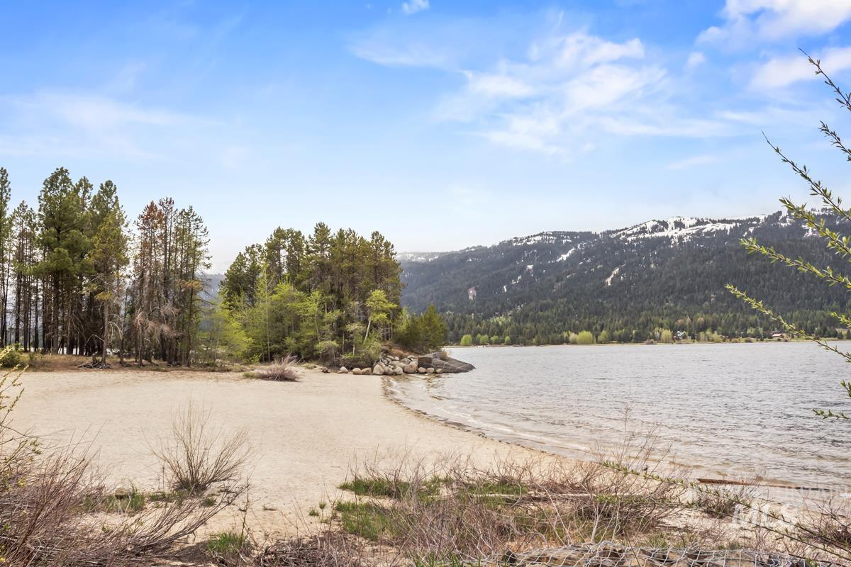 12824 Hereford Road, Donnelly, Idaho 83615, 3 Bedrooms, 2 Bathrooms, Residential For Sale, Price $950,000,MLS 98985812