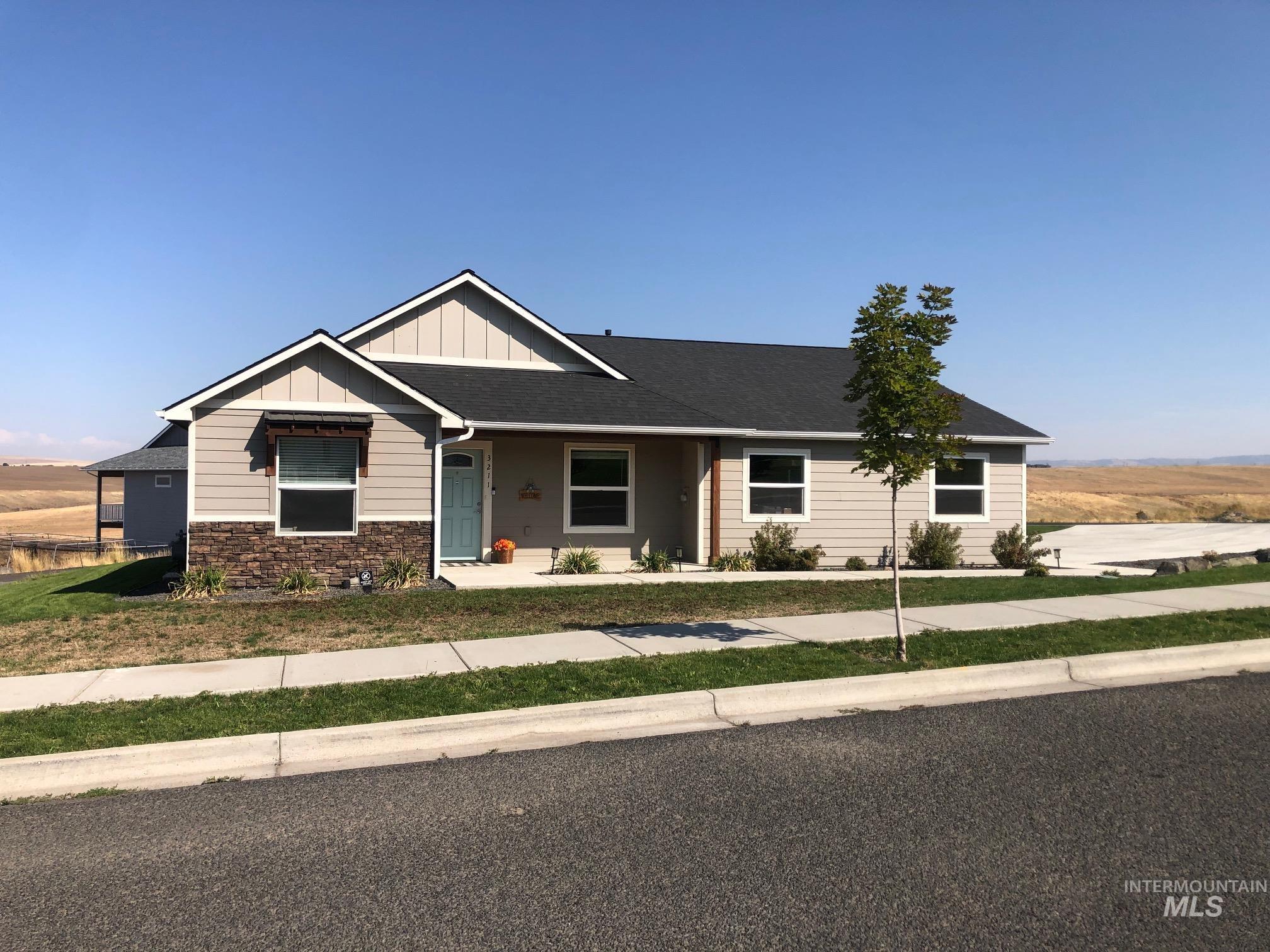 3211 18th St, Lewiston, Idaho 83501-0000, 3 Bedrooms, 2 Bathrooms, Residential For Sale, Price $489,000,MLS 98985820