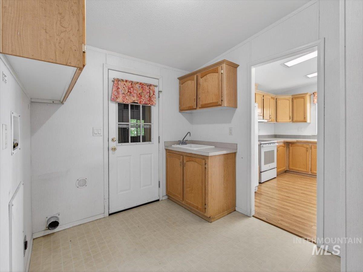 665 Liberty Lane, Emmett, Idaho 83617, 3 Bedrooms, 2 Bathrooms, Residential For Sale, Price $159,900,MLS 98985821