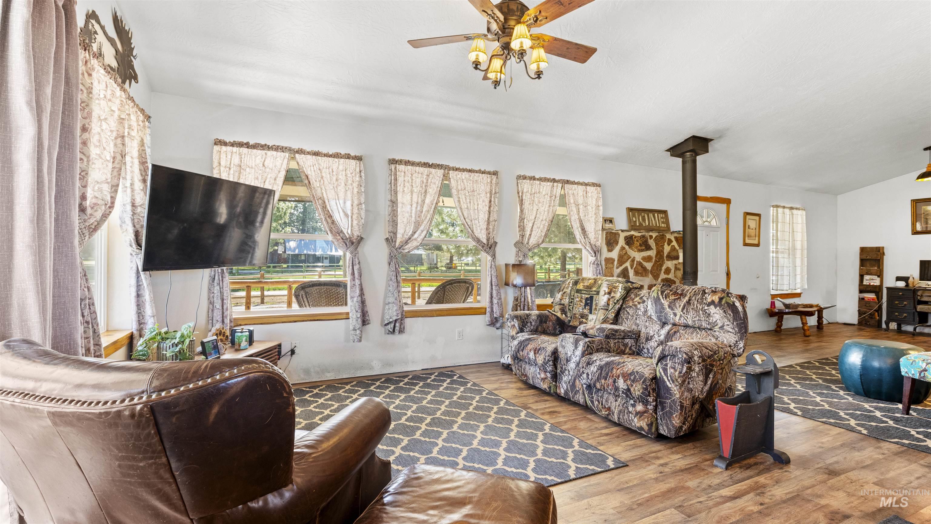 55 E Mary, Prairie, Idaho 83647, 2 Bedrooms, 1 Bathroom, Residential For Sale, Price $329,900,MLS 98985824