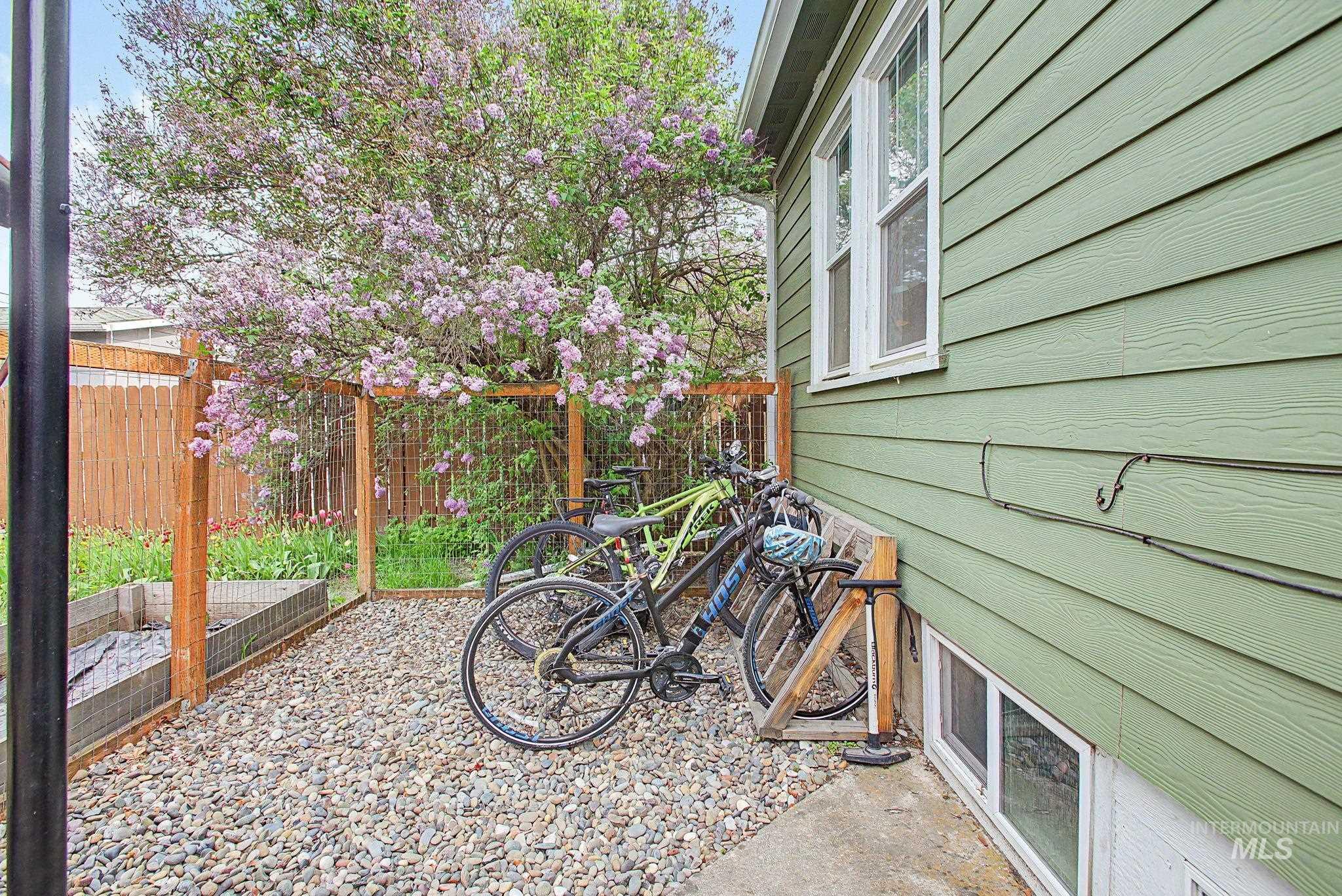407 S Monroe, Moscow, Idaho 83843, 3 Bedrooms, 2 Bathrooms, Residential For Sale, Price $469,000,MLS 98985835