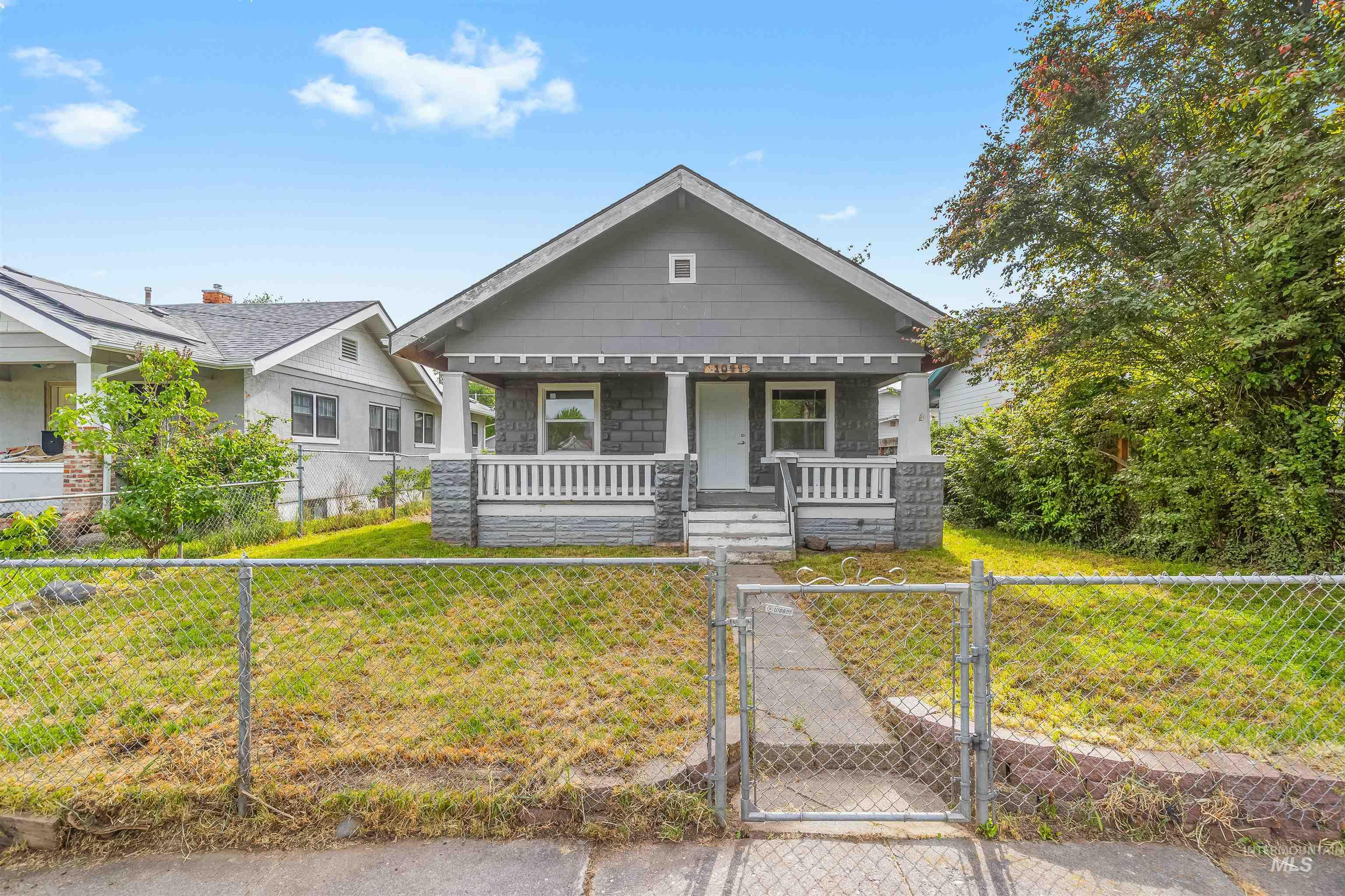 1049 8th Street, Clarkston, Washington 99403, 4 Bedrooms, 2 Bathrooms, Residential For Sale, Price $310,000,MLS 98985837