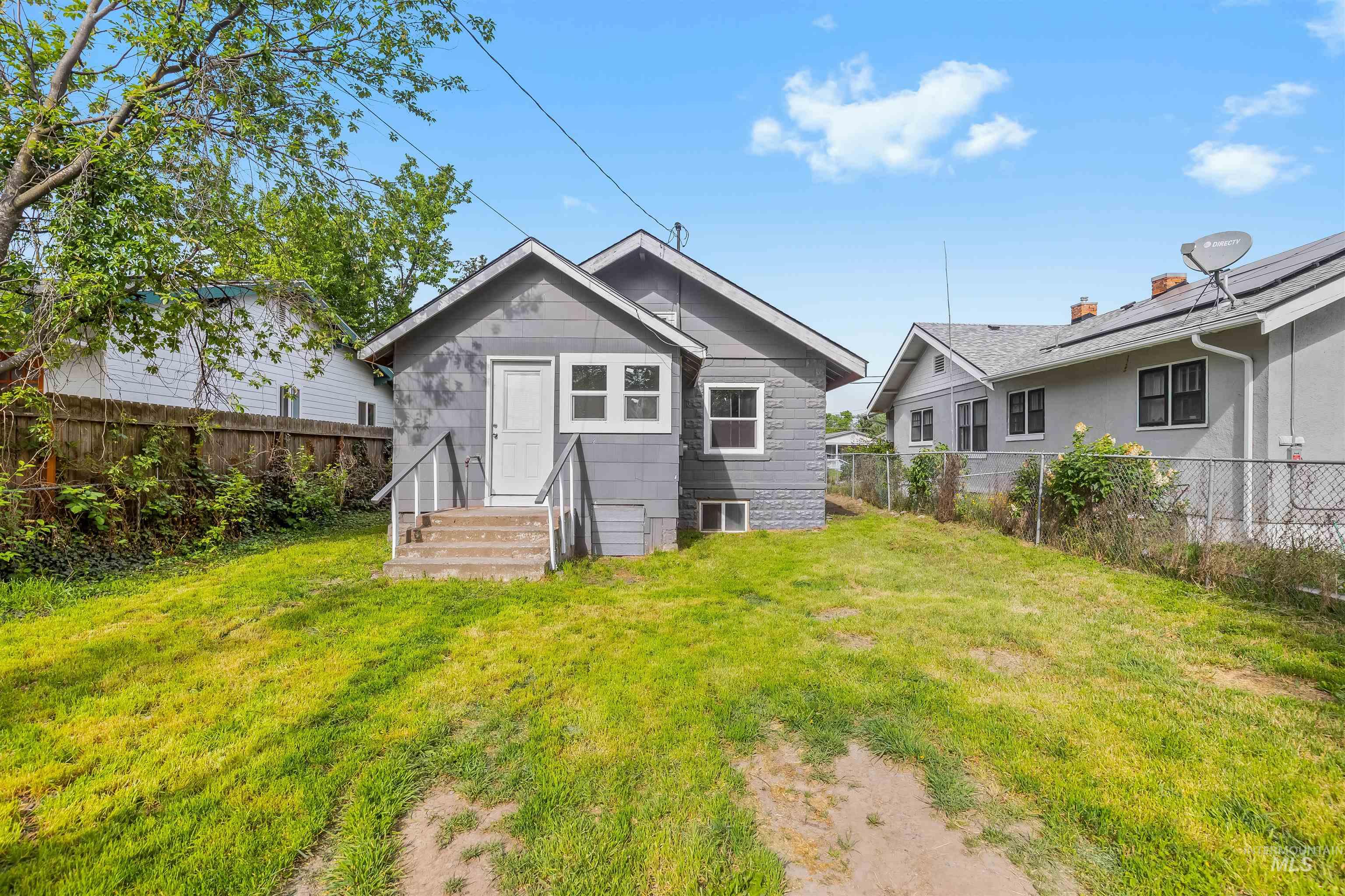 1049 8th Street, Clarkston, Washington 99403, 4 Bedrooms, 2 Bathrooms, Residential For Sale, Price $310,000,MLS 98985837