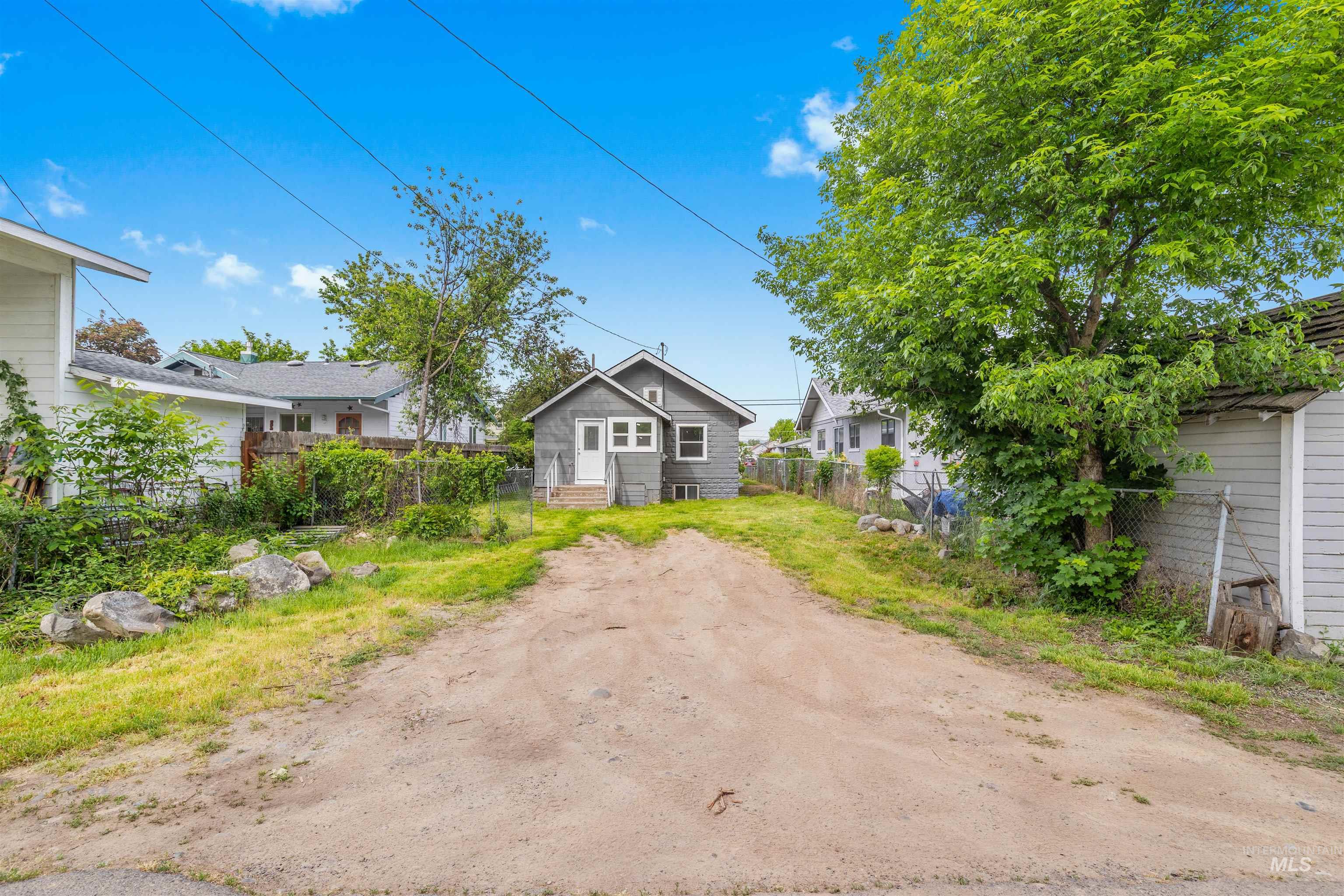 1049 8th Street, Clarkston, Washington 99403, 4 Bedrooms, 2 Bathrooms, Residential For Sale, Price $310,000,MLS 98985837