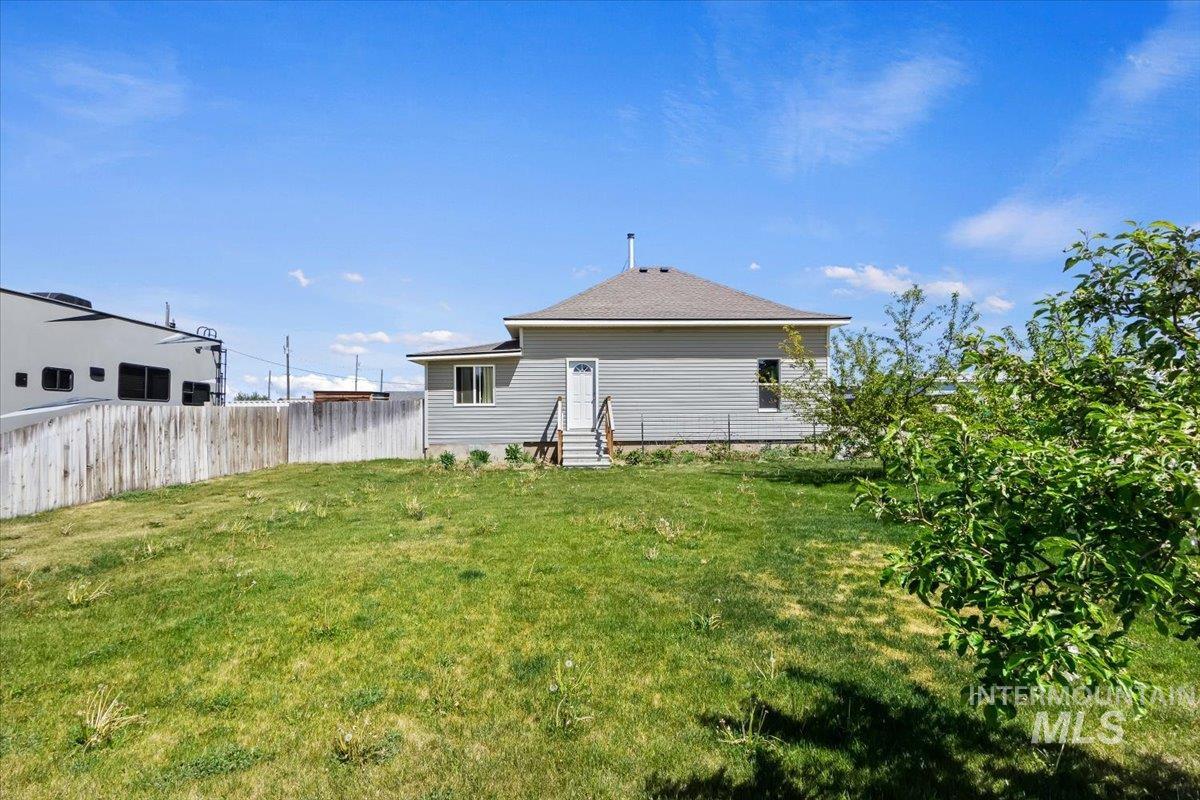 541 3rd St. E., Hansen, Idaho 83334, 2 Bedrooms, 2 Bathrooms, Residential For Sale, Price $290,000,MLS 98985838