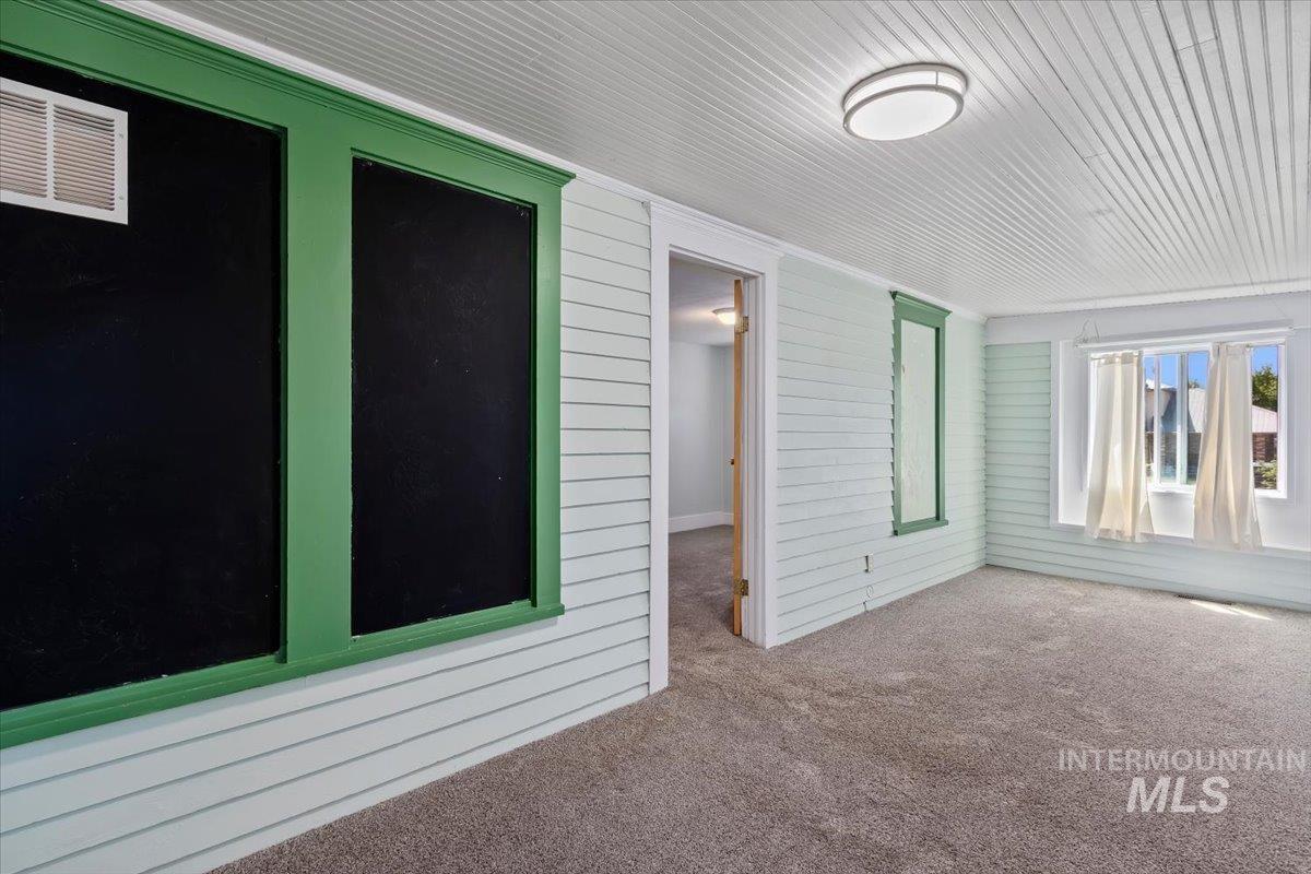 541 3rd St. E., Hansen, Idaho 83334, 2 Bedrooms, 2 Bathrooms, Residential For Sale, Price $290,000,MLS 98985838