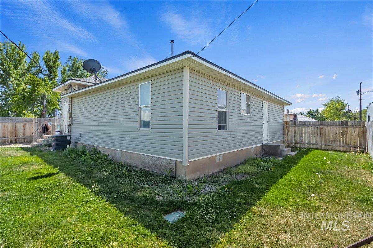 541 3rd St. E., Hansen, Idaho 83334, 2 Bedrooms, 2 Bathrooms, Residential For Sale, Price $290,000,MLS 98985838