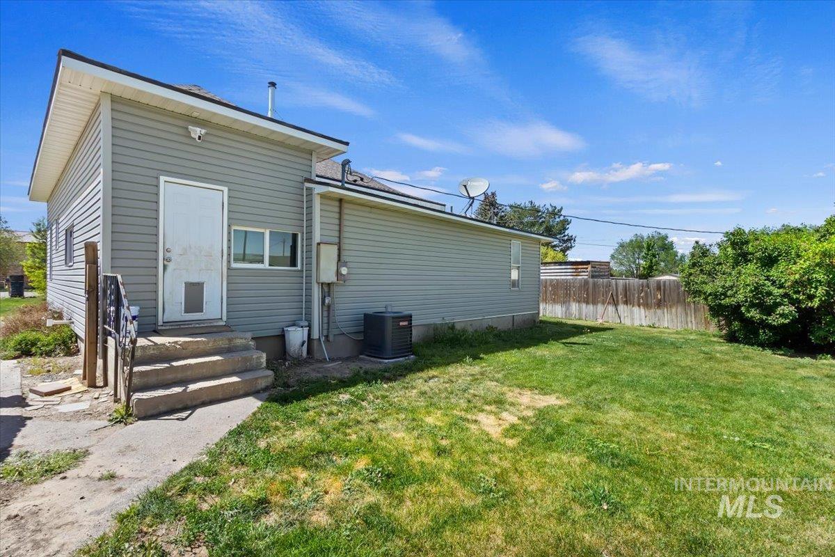 541 3rd St. E., Hansen, Idaho 83334, 2 Bedrooms, 2 Bathrooms, Residential For Sale, Price $290,000,MLS 98985838