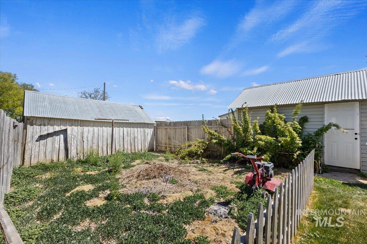 541 3rd St. E., Hansen, Idaho 83334, 2 Bedrooms, 2 Bathrooms, Residential For Sale, Price $290,000,MLS 98985838