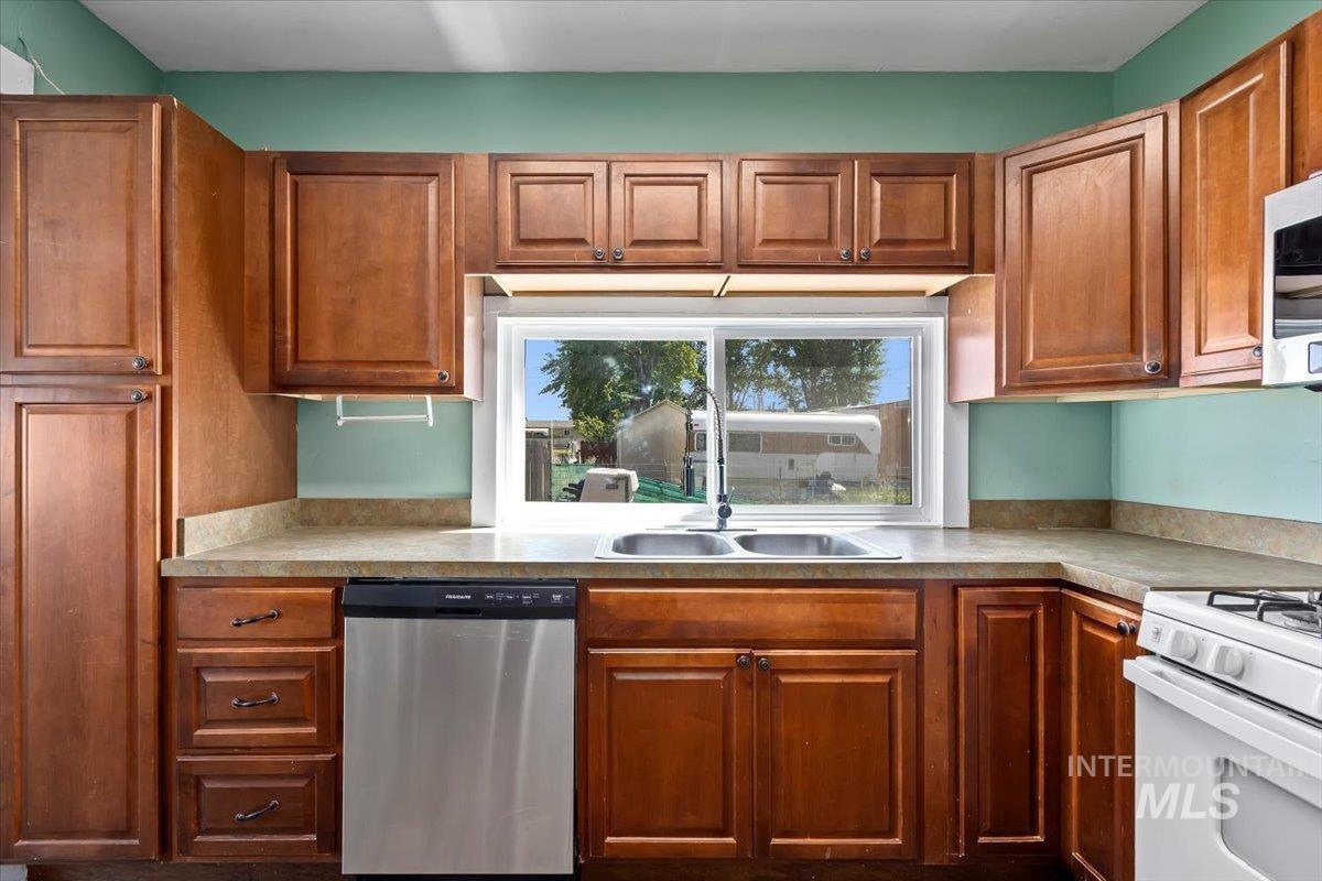 541 3rd St. E., Hansen, Idaho 83334, 2 Bedrooms, 2 Bathrooms, Residential For Sale, Price $290,000,MLS 98985838