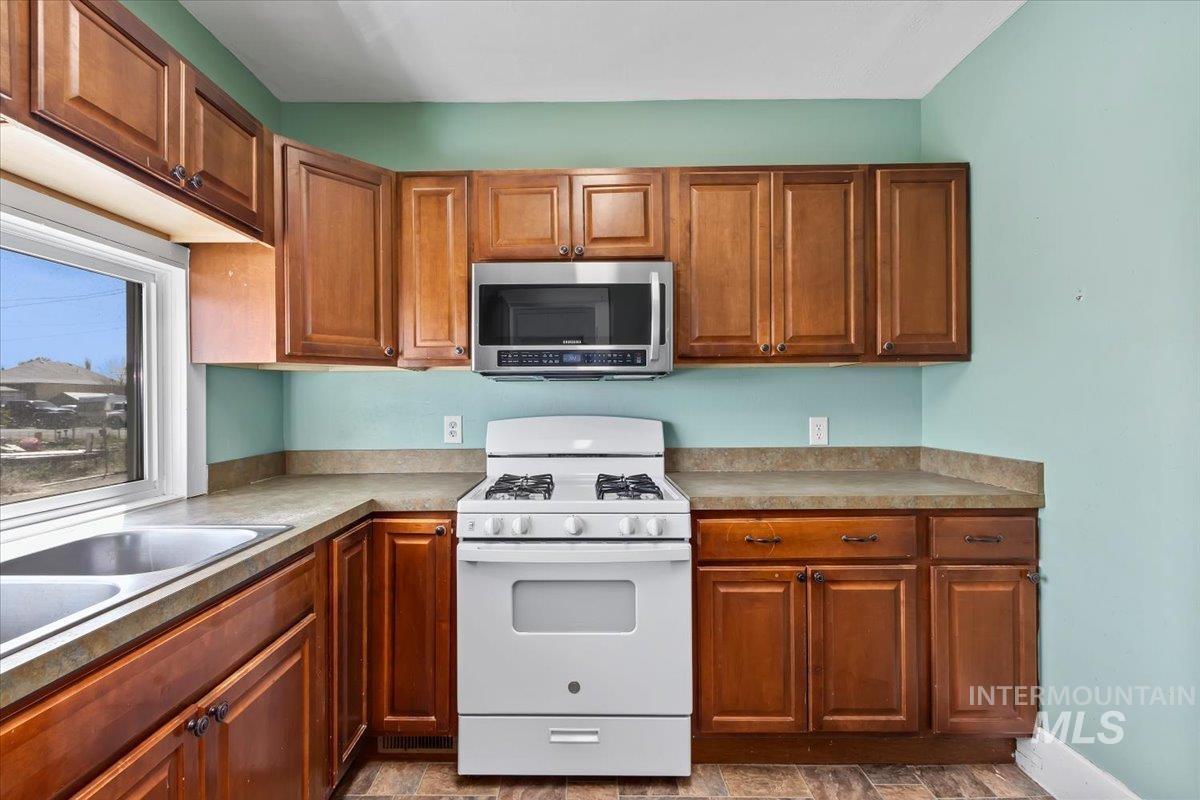 541 3rd St. E., Hansen, Idaho 83334, 2 Bedrooms, 2 Bathrooms, Residential For Sale, Price $290,000,MLS 98985838