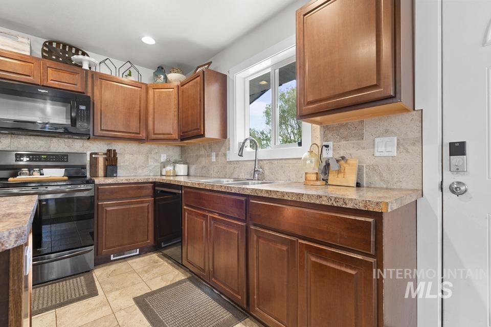 317 W Park Ave, New Plymouth, Idaho 83655, 3 Bedrooms, 2 Bathrooms, Residential For Sale, Price $364,000,MLS 98985839