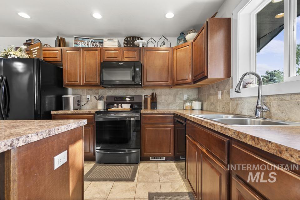 317 W Park Ave, New Plymouth, Idaho 83655, 3 Bedrooms, 2 Bathrooms, Residential For Sale, Price $364,000,MLS 98985839