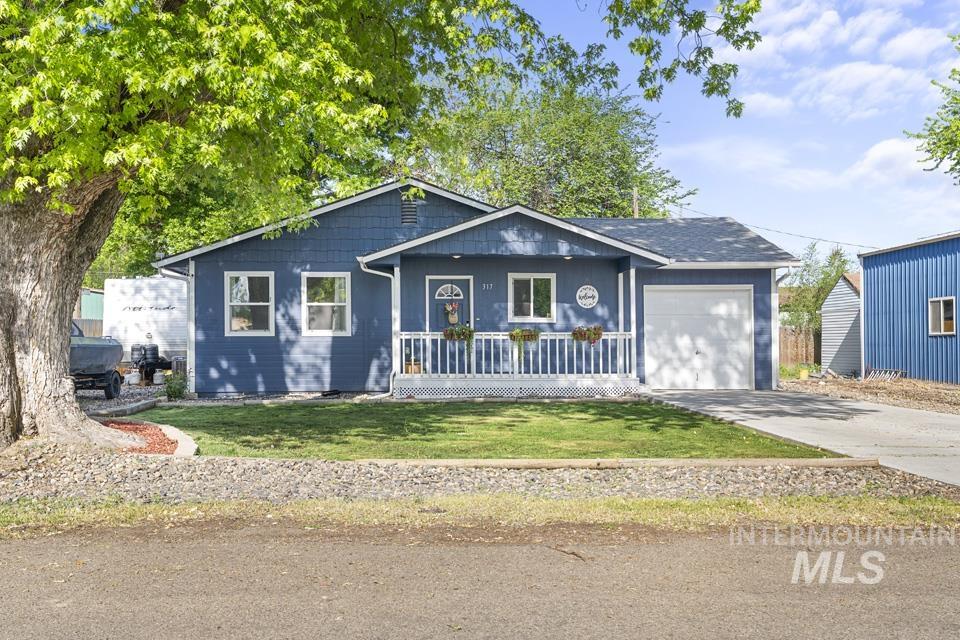 317 W Park Ave, New Plymouth, Idaho 83655, 3 Bedrooms, 2 Bathrooms, Residential For Sale, Price $364,000,MLS 98985839