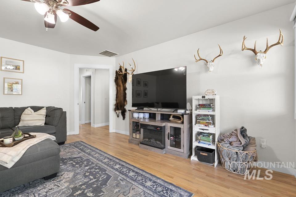 317 W Park Ave, New Plymouth, Idaho 83655, 3 Bedrooms, 2 Bathrooms, Residential For Sale, Price $364,000,MLS 98985839