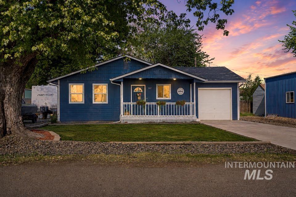 317 W Park Ave, New Plymouth, Idaho 83655, 3 Bedrooms, 2 Bathrooms, Residential For Sale, Price $364,000,MLS 98985839