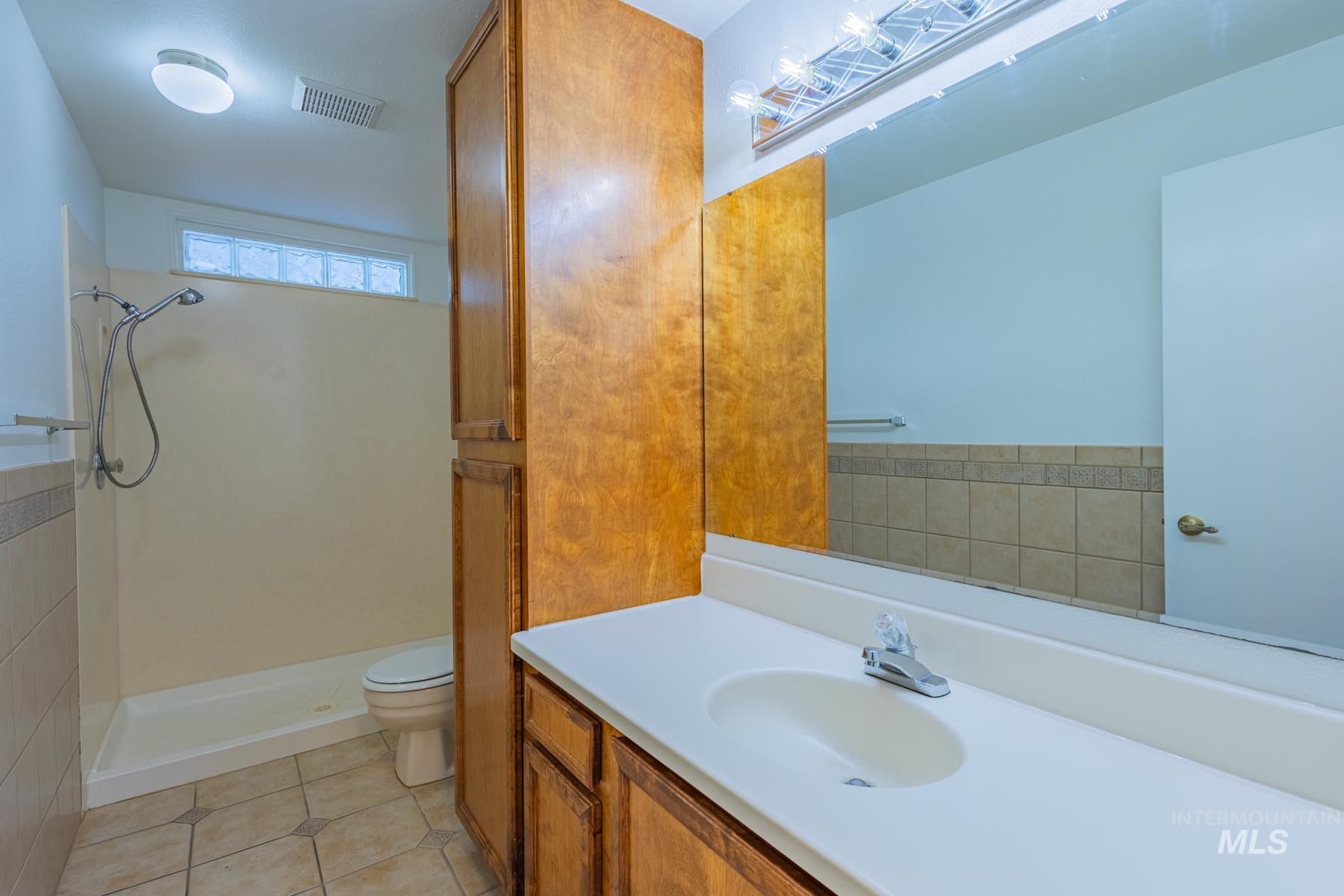 945 N Gossett Ave., Boise, Idaho 83704, 3 Bedrooms, 3 Bathrooms, Residential For Sale, Price $415,000,MLS 98985842