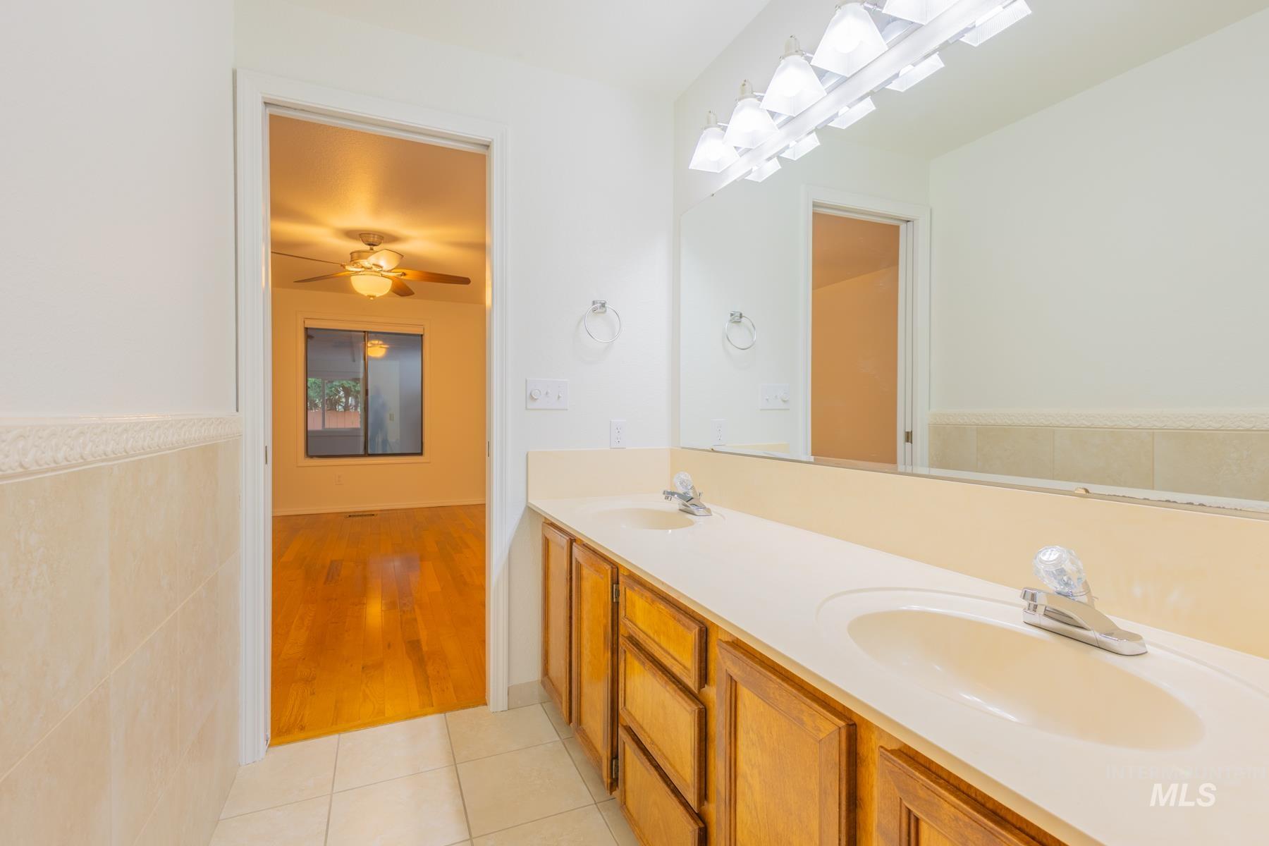 945 N Gossett Ave., Boise, Idaho 83704, 3 Bedrooms, 3 Bathrooms, Residential For Sale, Price $415,000,MLS 98985842
