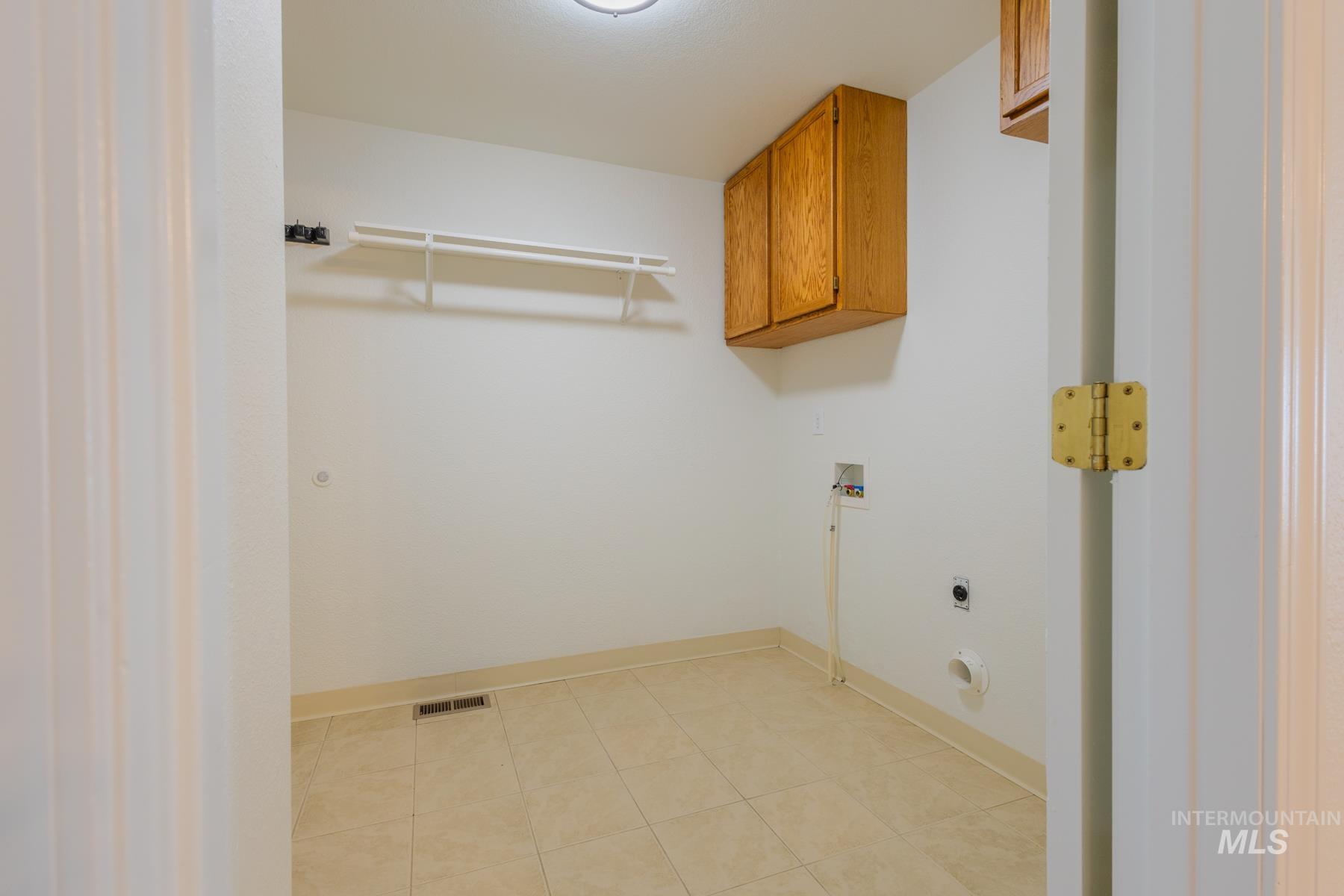 945 N Gossett Ave., Boise, Idaho 83704, 3 Bedrooms, 3 Bathrooms, Residential For Sale, Price $415,000,MLS 98985842