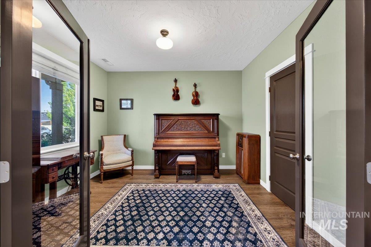 1306 N Warm River Ave, Kuna, Idaho 83634, 5 Bedrooms, 2.5 Bathrooms, Residential For Sale, Price $525,000,MLS 98985849