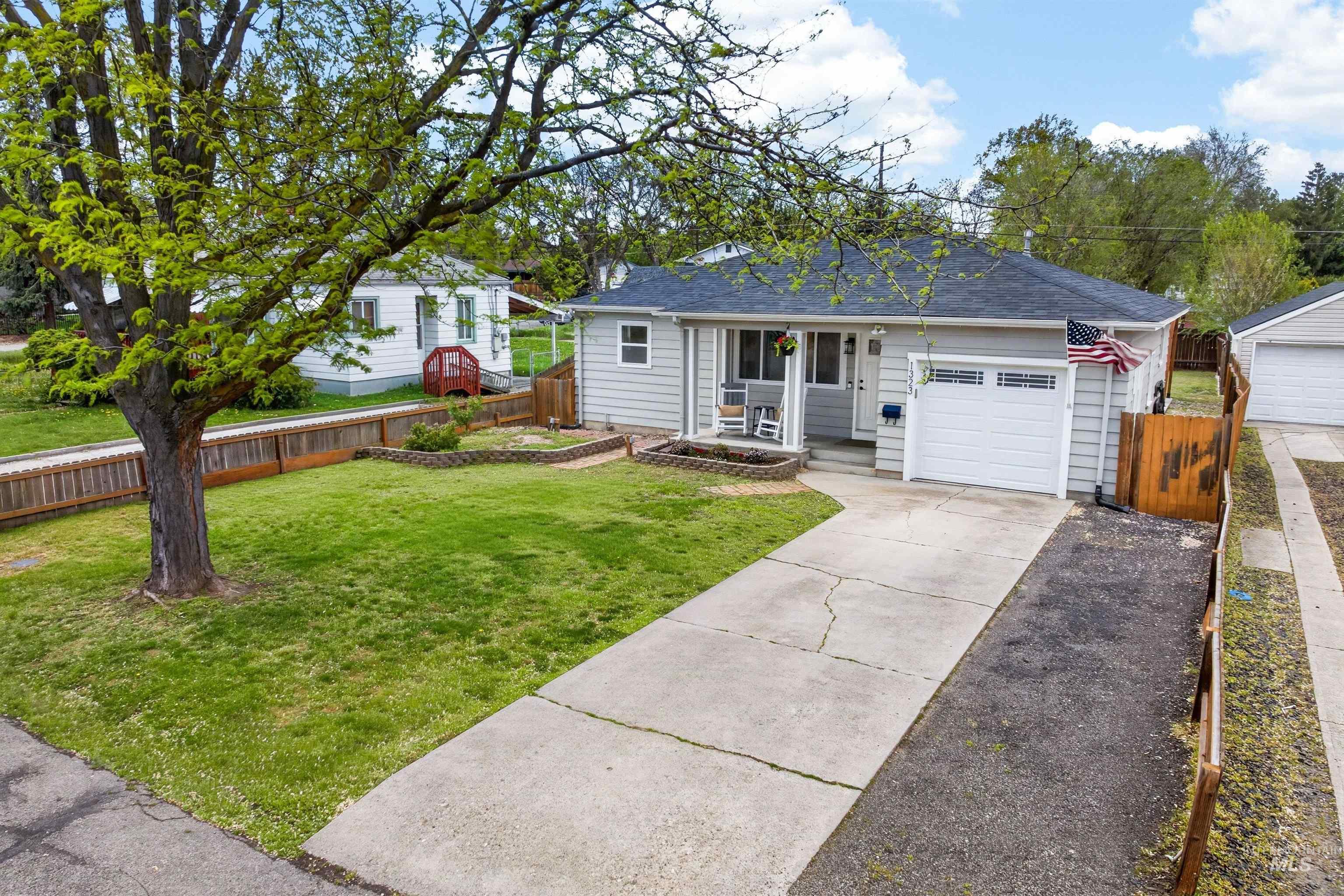 1323 S Vermont Avenue, Boise, Idaho 83706, 3 Bedrooms, 2 Bathrooms, Residential For Sale, Price $590,000, 98985938
