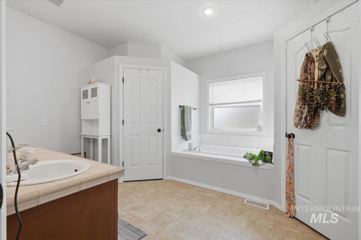 1061 E Hunter Dr, Meridian, Idaho 83646, 3 Bedrooms, 2 Bathrooms, Residential For Sale, Price $424,900,MLS 98985947