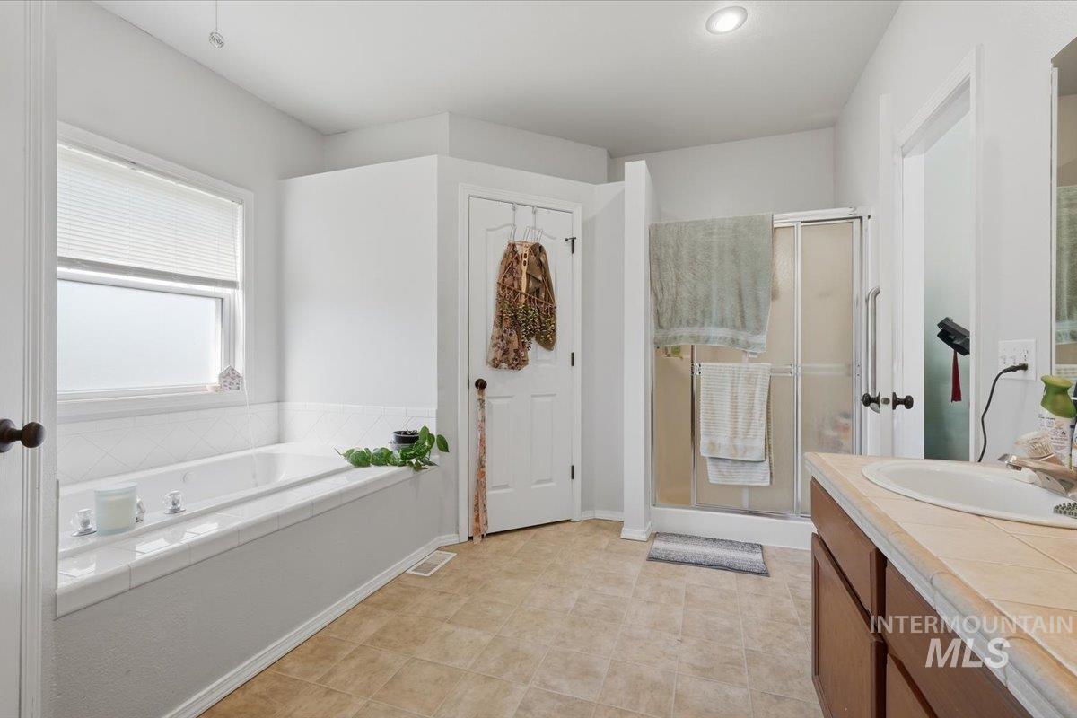 1061 E Hunter Dr, Meridian, Idaho 83646, 3 Bedrooms, 2 Bathrooms, Residential For Sale, Price $424,900,MLS 98985947