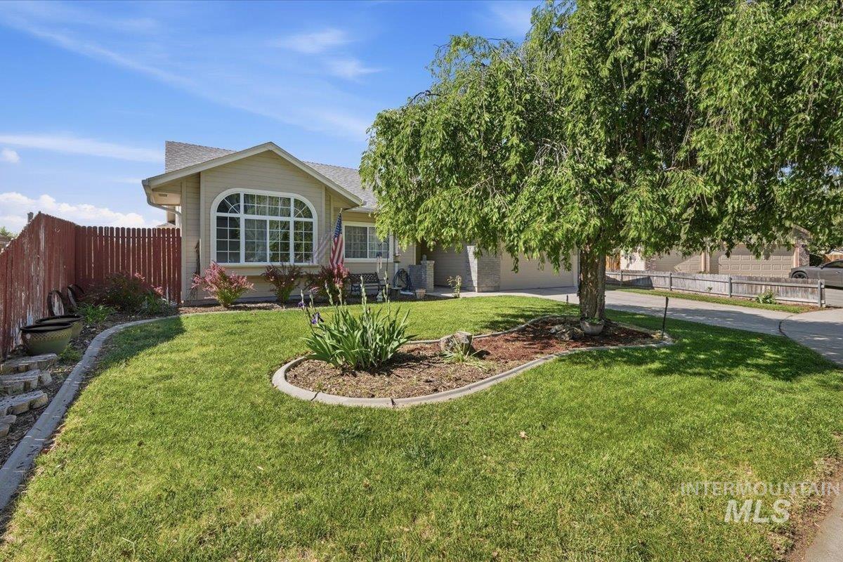 1061 E Hunter Dr, Meridian, Idaho 83646, 3 Bedrooms, 2 Bathrooms, Residential For Sale, Price $424,900,MLS 98985947