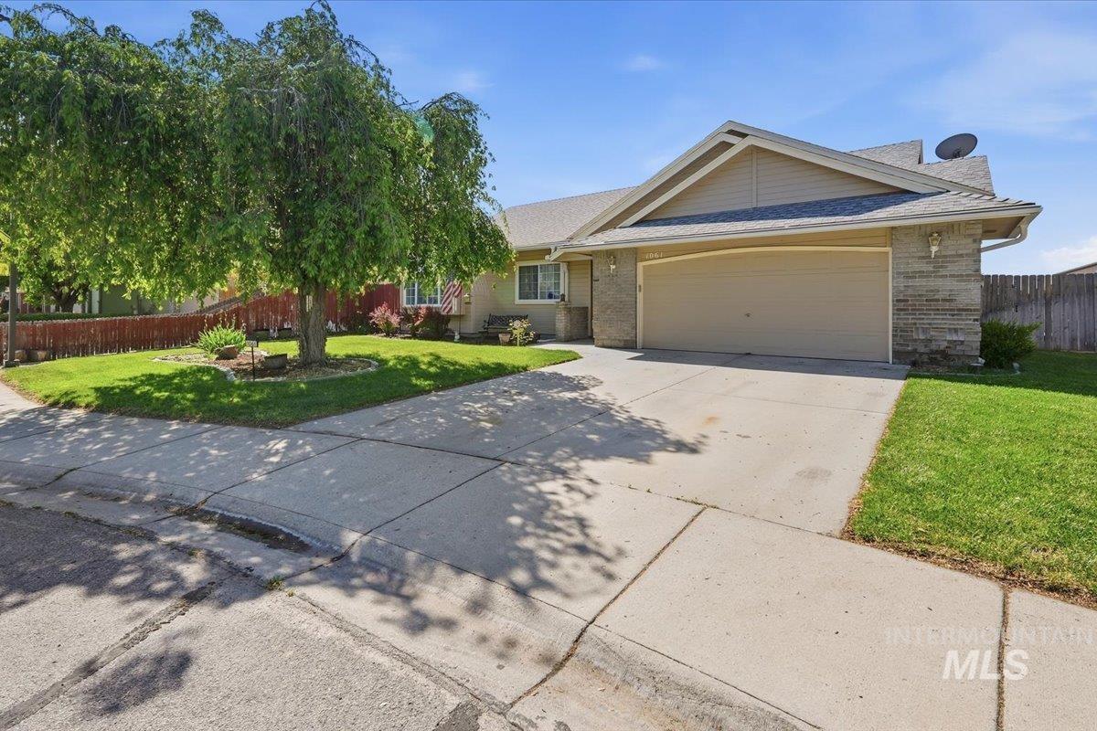 1061 E Hunter Dr, Meridian, Idaho 83646, 3 Bedrooms, 2 Bathrooms, Residential For Sale, Price $424,900,MLS 98985947