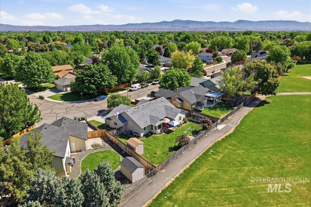 1061 E Hunter Dr, Meridian, Idaho 83646, 3 Bedrooms, 2 Bathrooms, Residential For Sale, Price $424,900,MLS 98985947