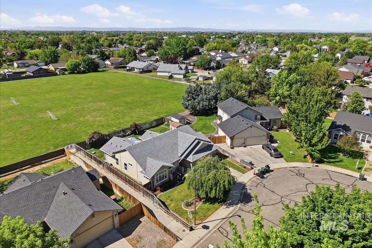 1061 E Hunter Dr, Meridian, Idaho 83646, 3 Bedrooms, 2 Bathrooms, Residential For Sale, Price $424,900,MLS 98985947