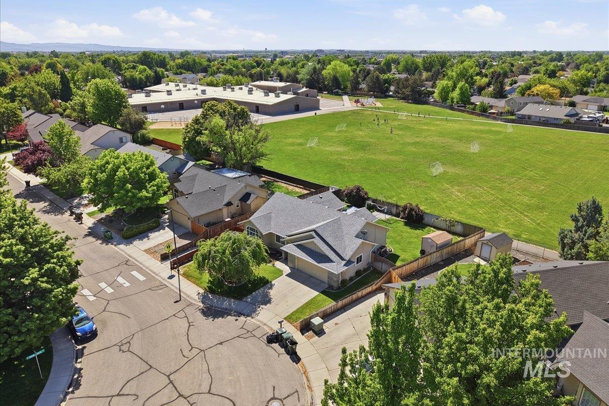 1061 E Hunter Dr, Meridian, Idaho 83646, 3 Bedrooms, 2 Bathrooms, Residential For Sale, Price $424,900,MLS 98985947