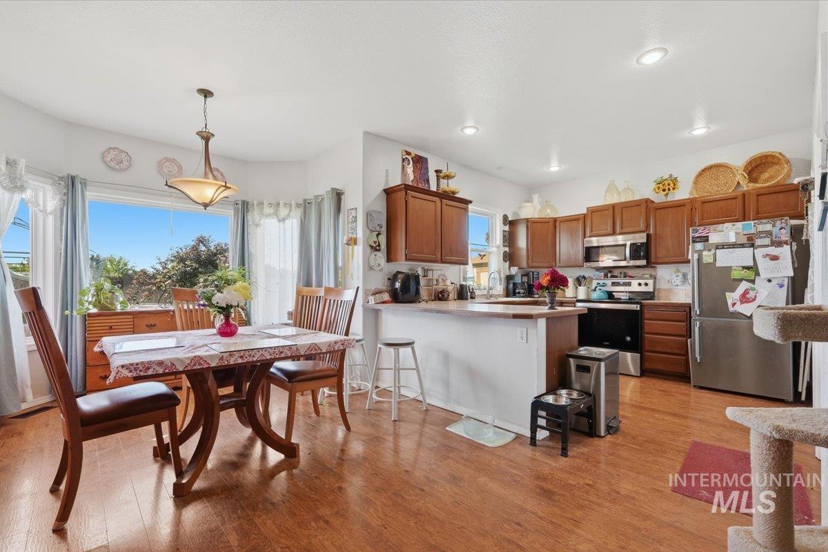 1061 E Hunter Dr, Meridian, Idaho 83646, 3 Bedrooms, 2 Bathrooms, Residential For Sale, Price $424,900,MLS 98985947