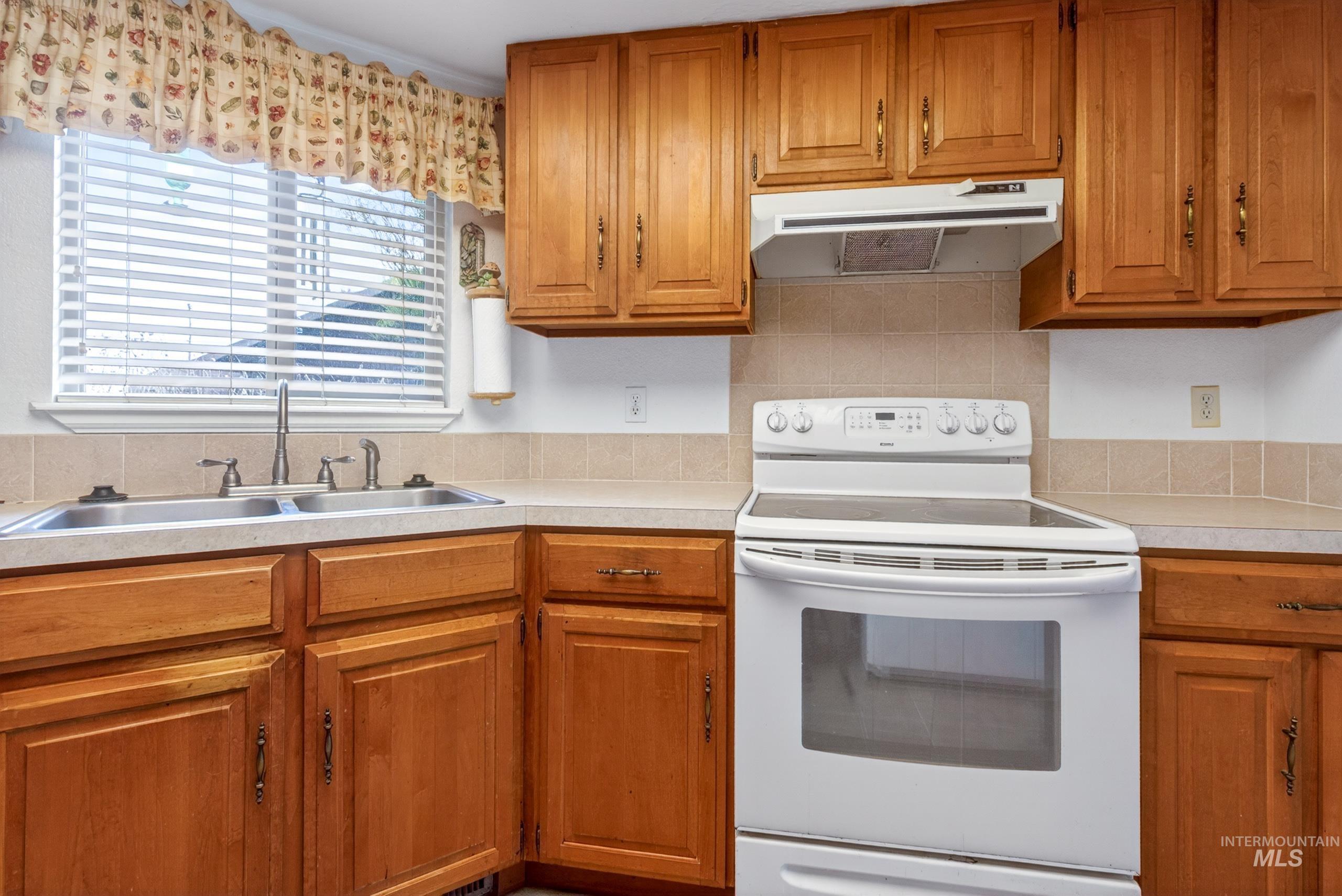 419 Chaparro St, Caldwell, Idaho 83605, 3 Bedrooms, 2 Bathrooms, Residential For Sale, Price $300,000,MLS 98985965