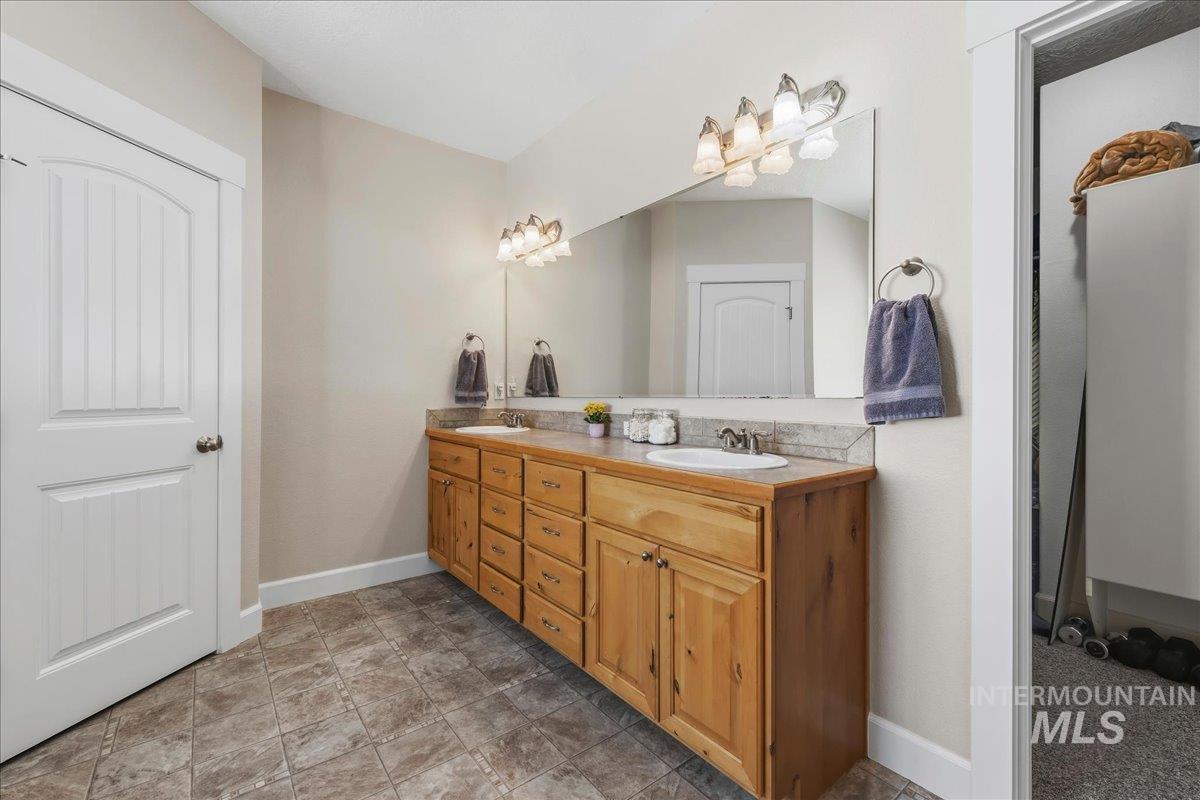 1121 Regency Way, Emmett, Idaho 83617, 3 Bedrooms, 2 Bathrooms, Residential For Sale, Price $519,000,MLS 98985966