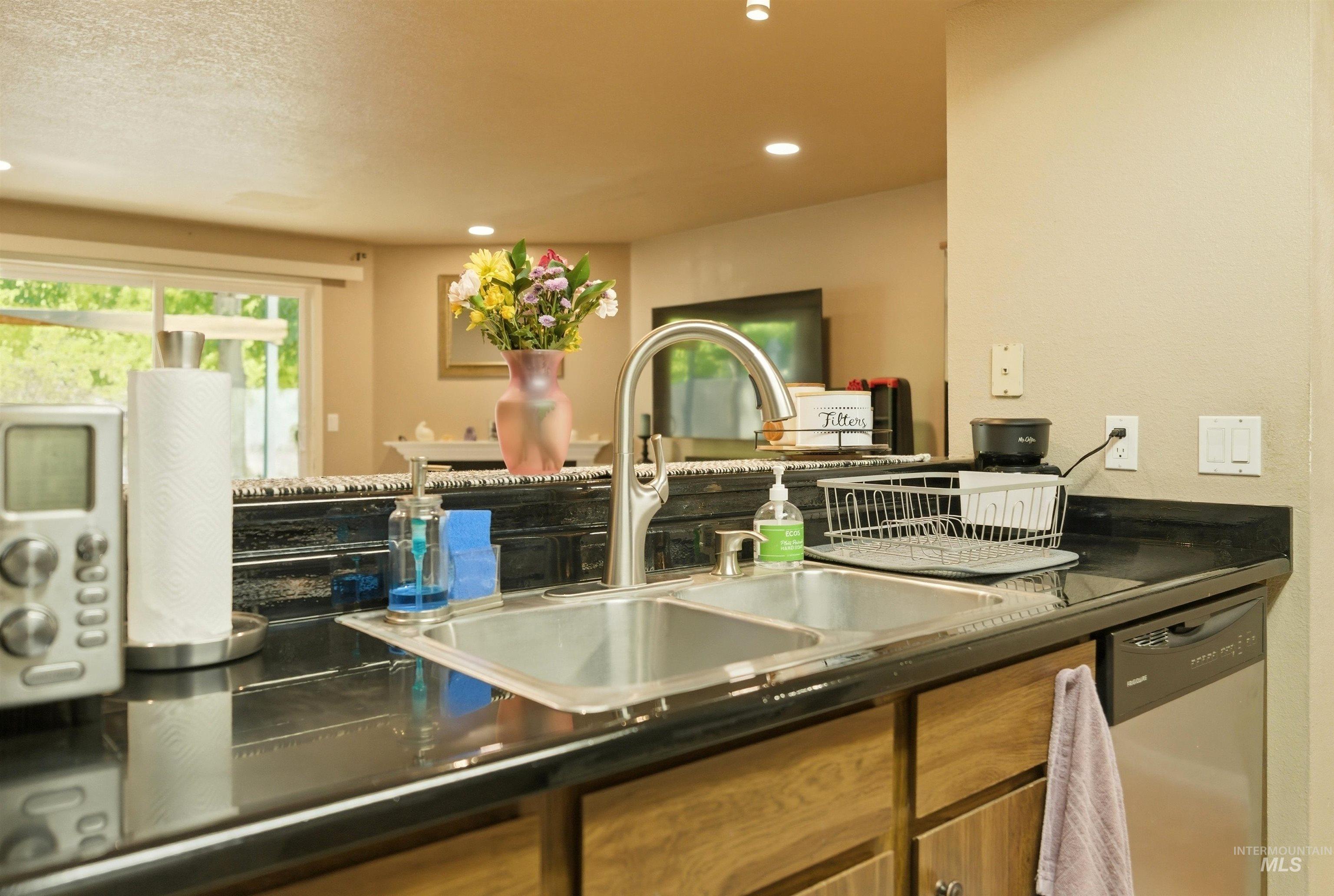 6261 W Morris Hill Rd, Boise, Idaho 83704, 2 Bedrooms, 1.5 Bathrooms, Residential For Sale, Price $299,900,MLS 98985968
