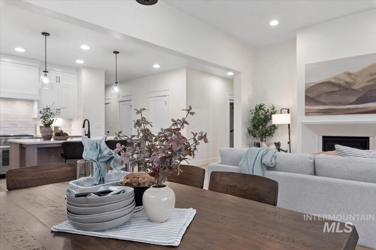 7135 N Valley Breeze Ave, Meridian, Idaho 83646, 3 Bedrooms, 2 Bathrooms, Residential For Sale, Price $589,900,MLS 98985974