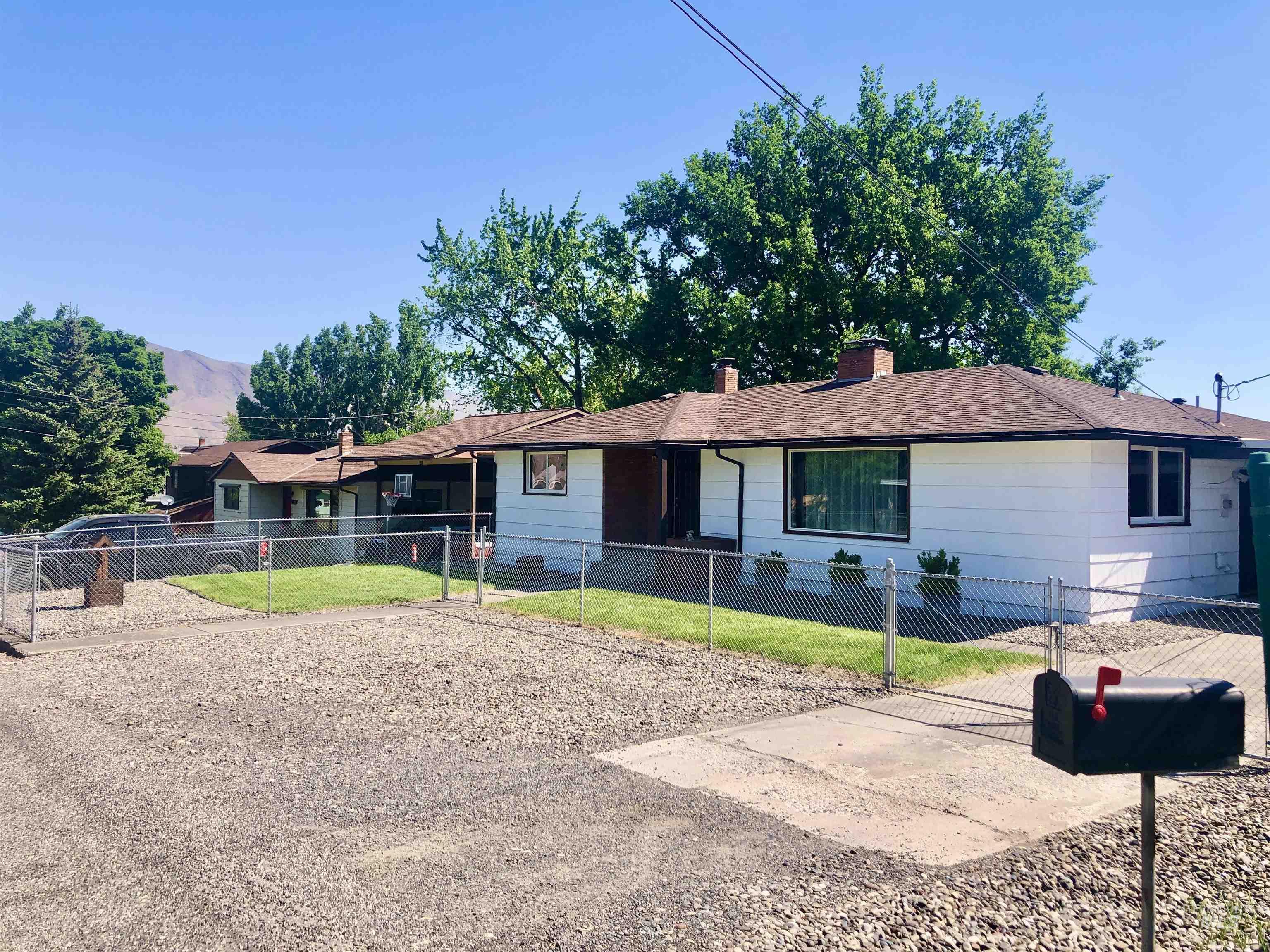 1225 Boston, Clarkston, Washington 99403, 4 Bedrooms, 2.5 Bathrooms, Residential For Sale, Price $390,000,MLS 98985981