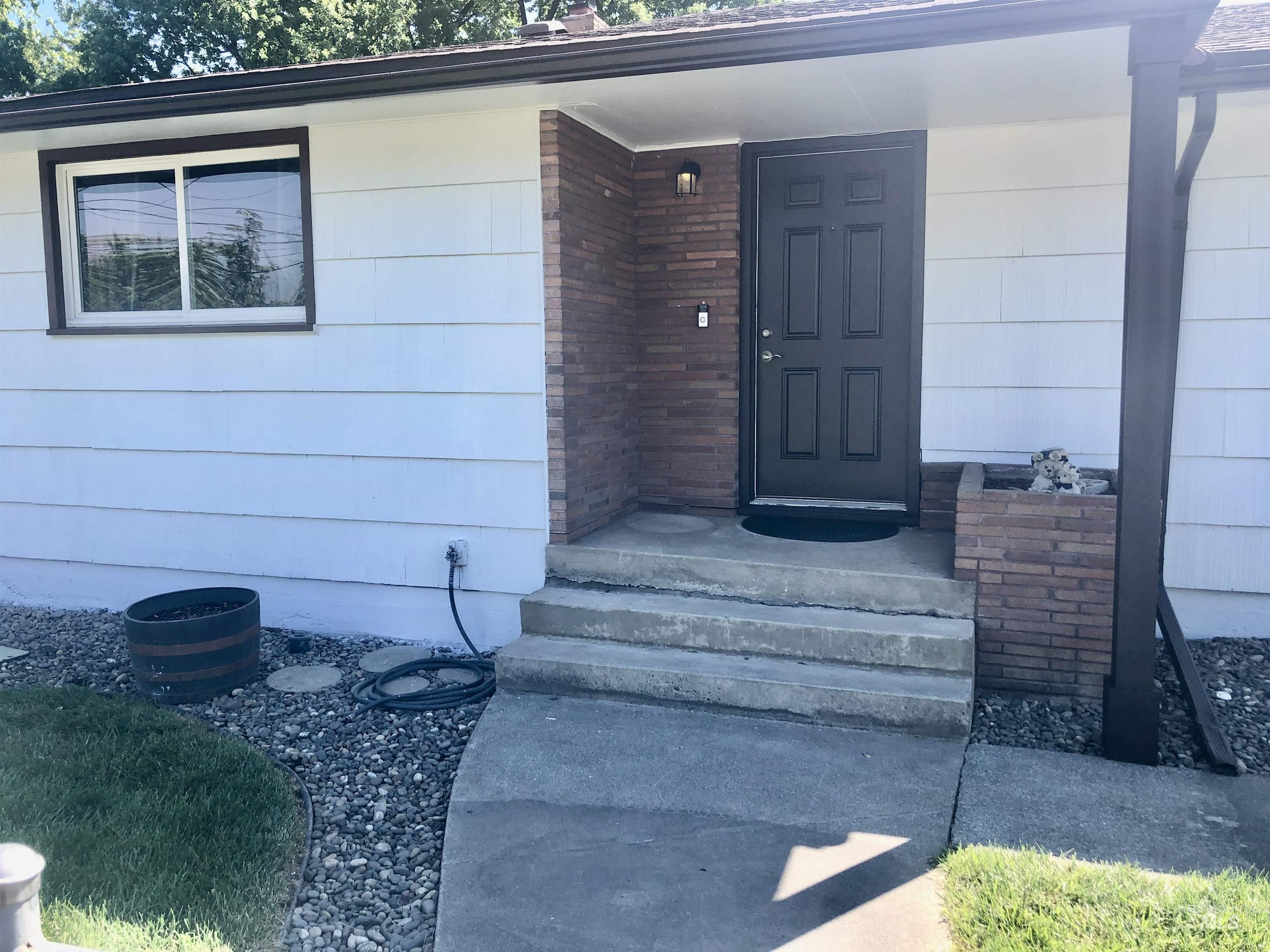 1225 Boston, Clarkston, Washington 99403, 4 Bedrooms, 2.5 Bathrooms, Residential For Sale, Price $390,000,MLS 98985981