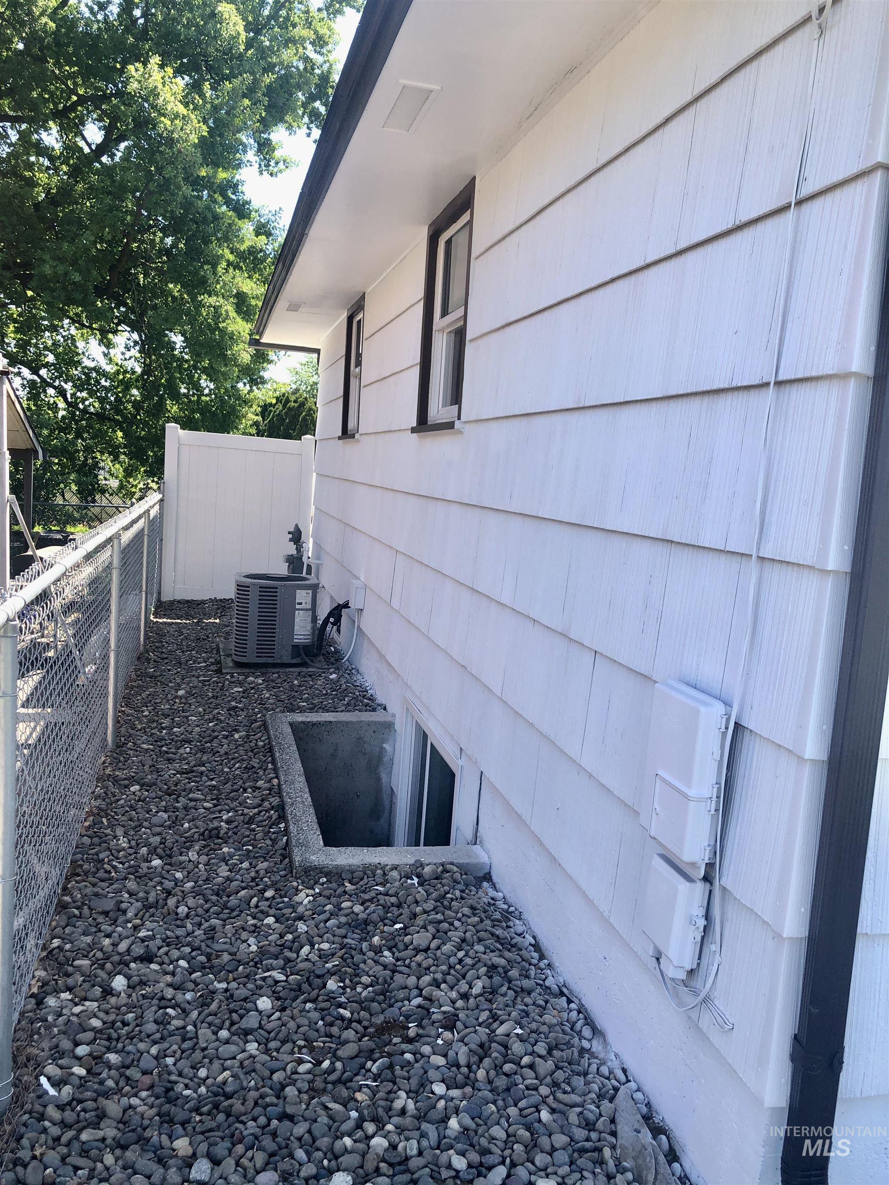 1225 Boston, Clarkston, Washington 99403, 4 Bedrooms, 2.5 Bathrooms, Residential For Sale, Price $390,000,MLS 98985981